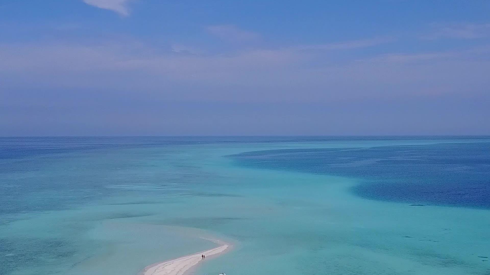 由于绿海和白色海滩的背景豪华岛屿海滩被无人驾驶飞机打破视频的预览图