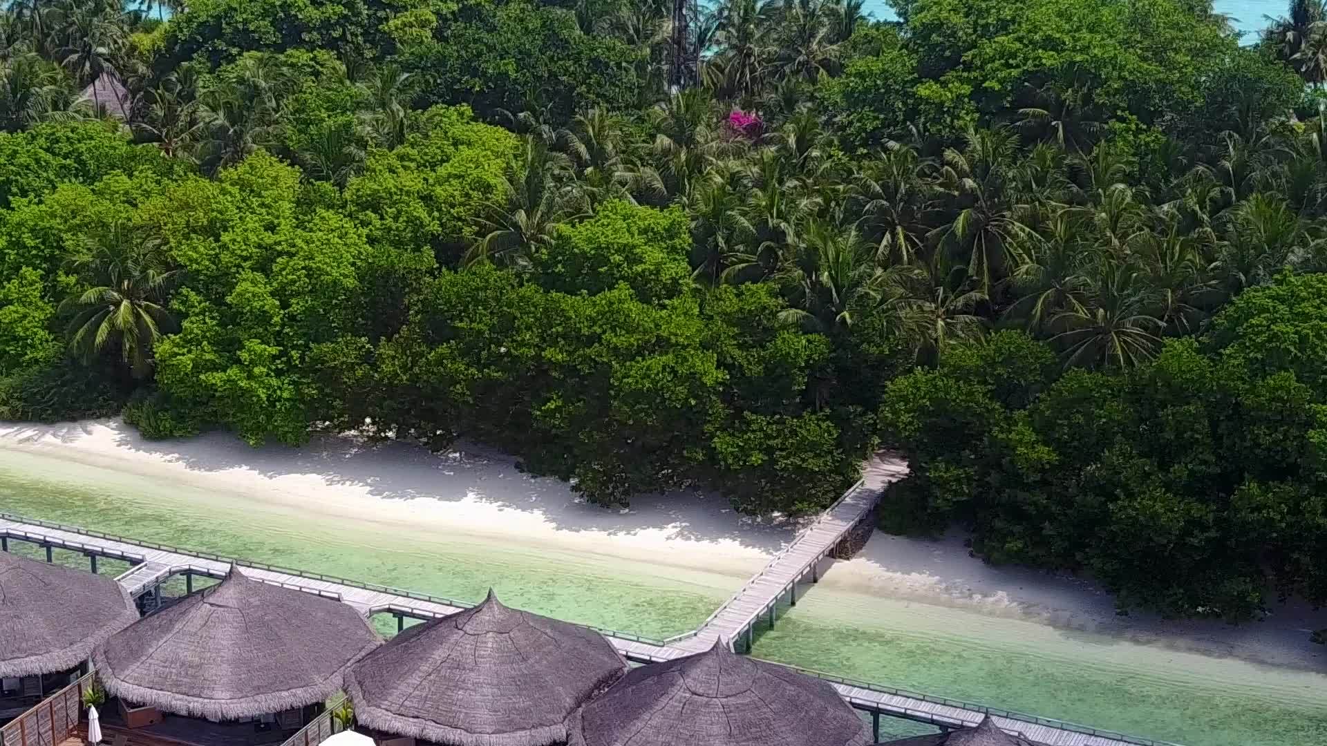 蓝色环礁有一个安静的海岸海滩蓝色环礁有白色沙子的背景视频的预览图