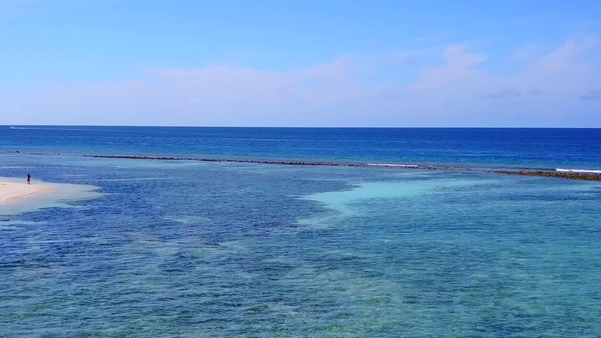 安静的岛屿海滩之旅以透明的水和白色的沙子为背景的水视频的预览图