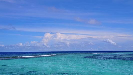 以透明海洋和白色沙底为背景的天堂度假胜地视频的预览图