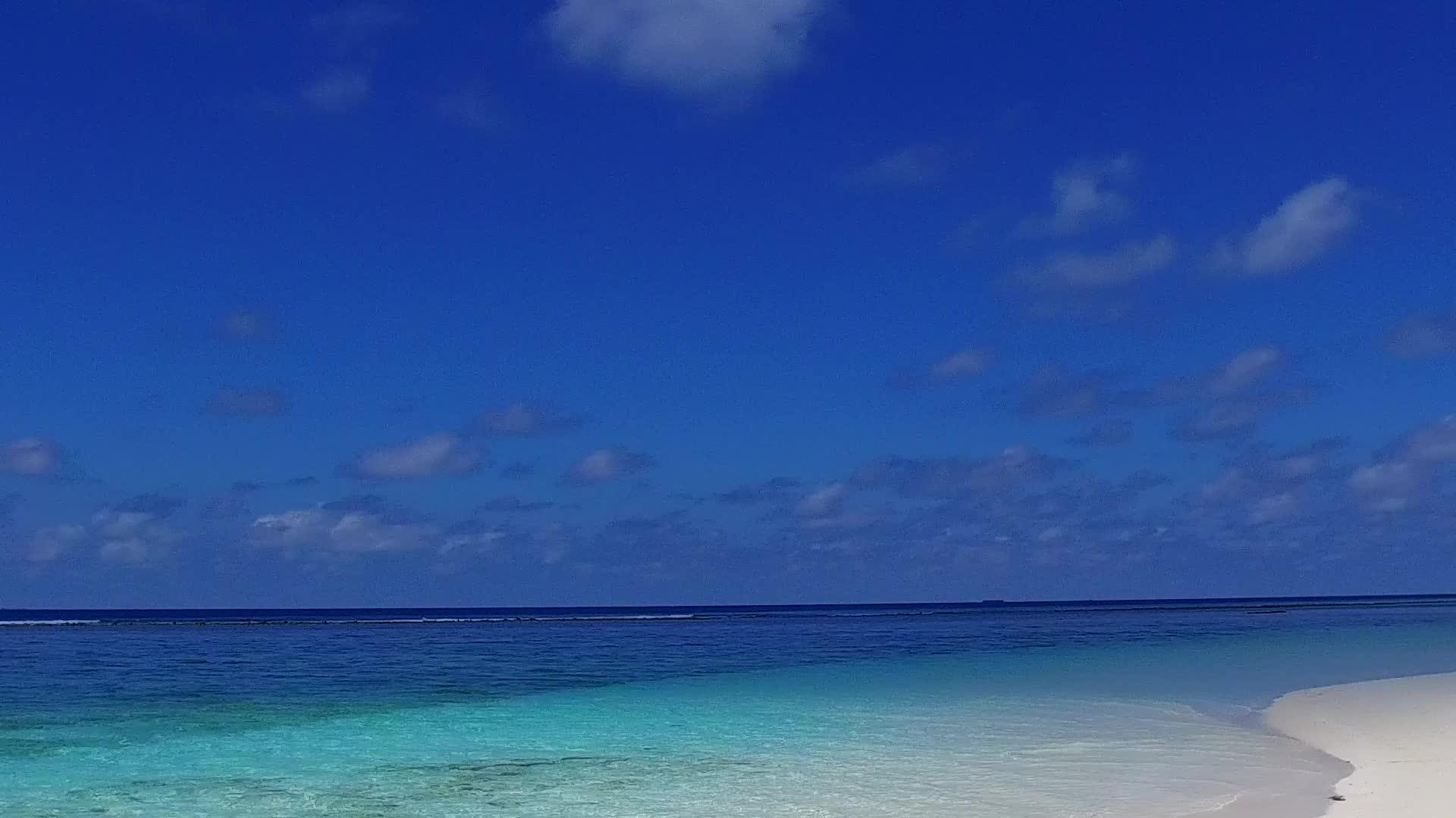 以清沙为背景的蓝水乘坐清澈的蓝水在海边航行的豪华旅游视频的预览图