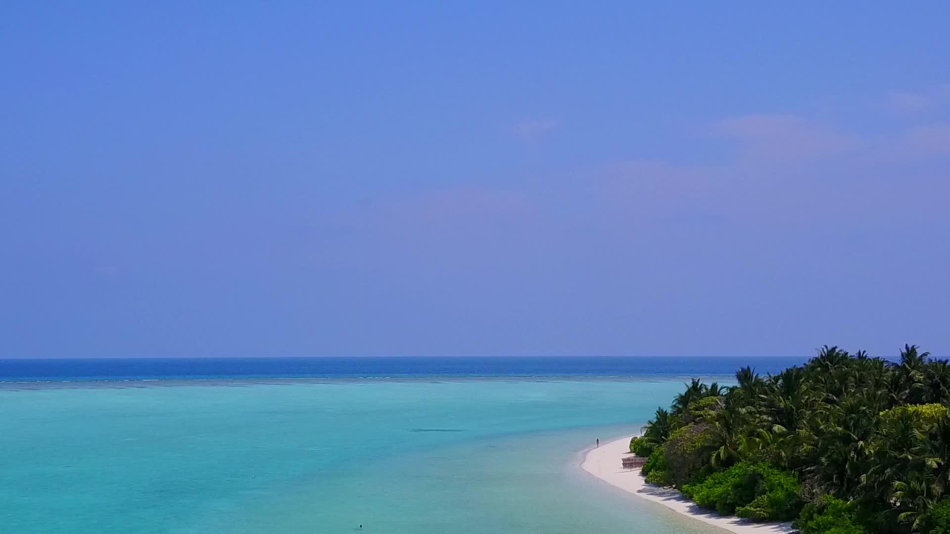 热带海滩在透明海水和白沙的背景下视频的预览图