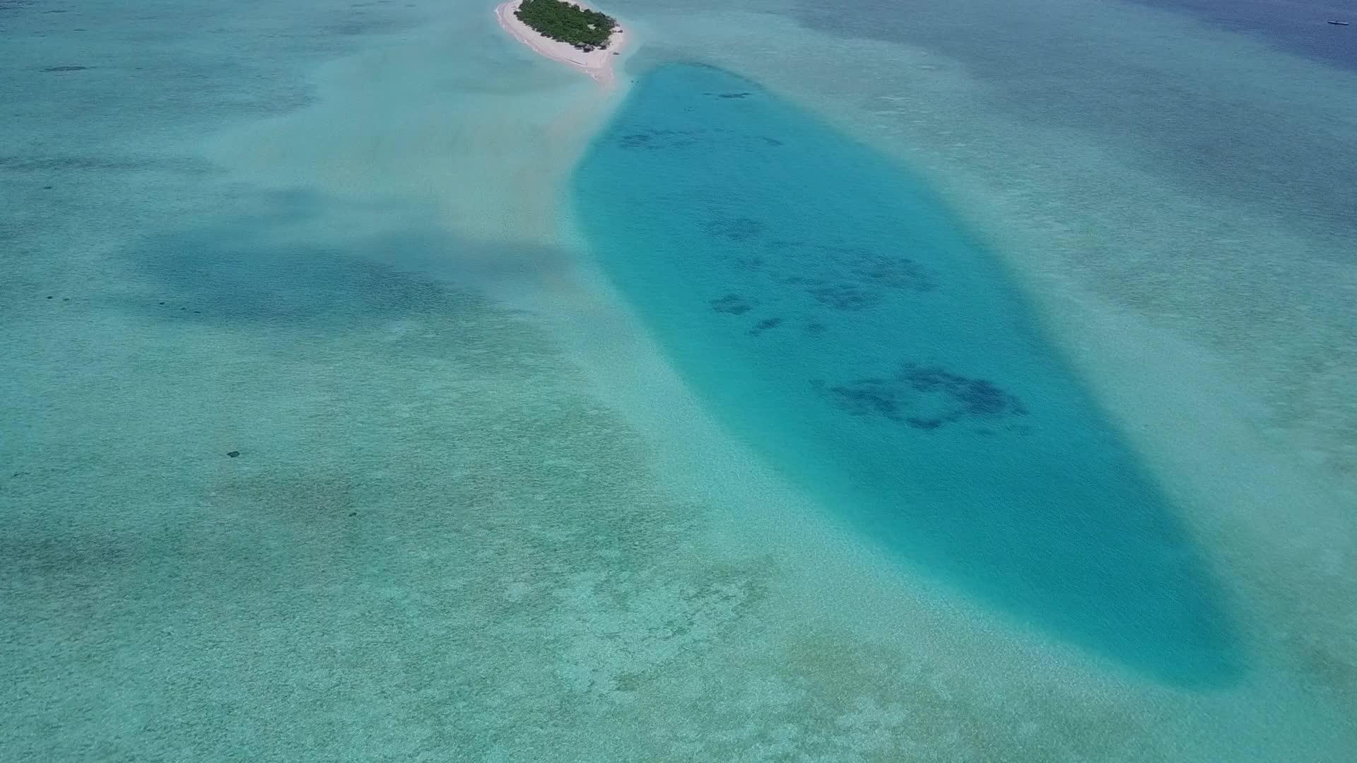 以白色沙尘背景的清海为例展示了空中无人飞机的风景视频的预览图