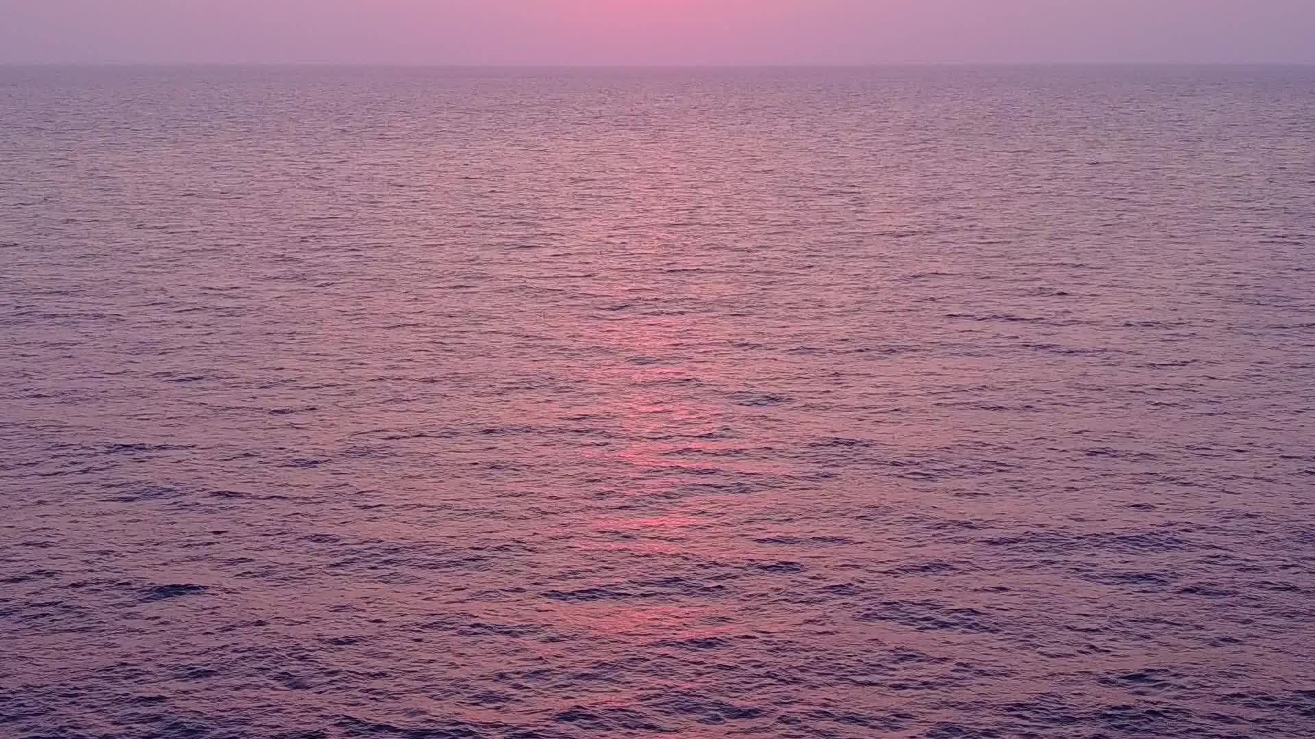 在清澈的大海和白沙的背景下天堂海滩上的无人机旅游视频的预览图
