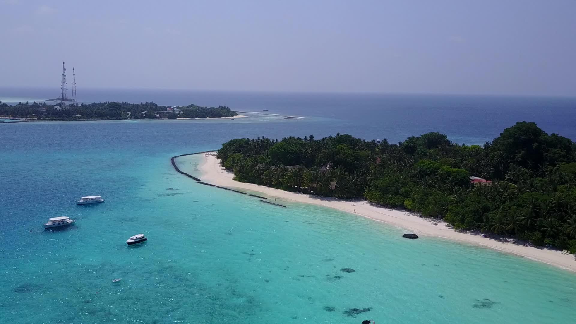 以白色沙土为背景的蓝色水礁环礁湖作为断开的旅游海滩堤岸视频的预览图