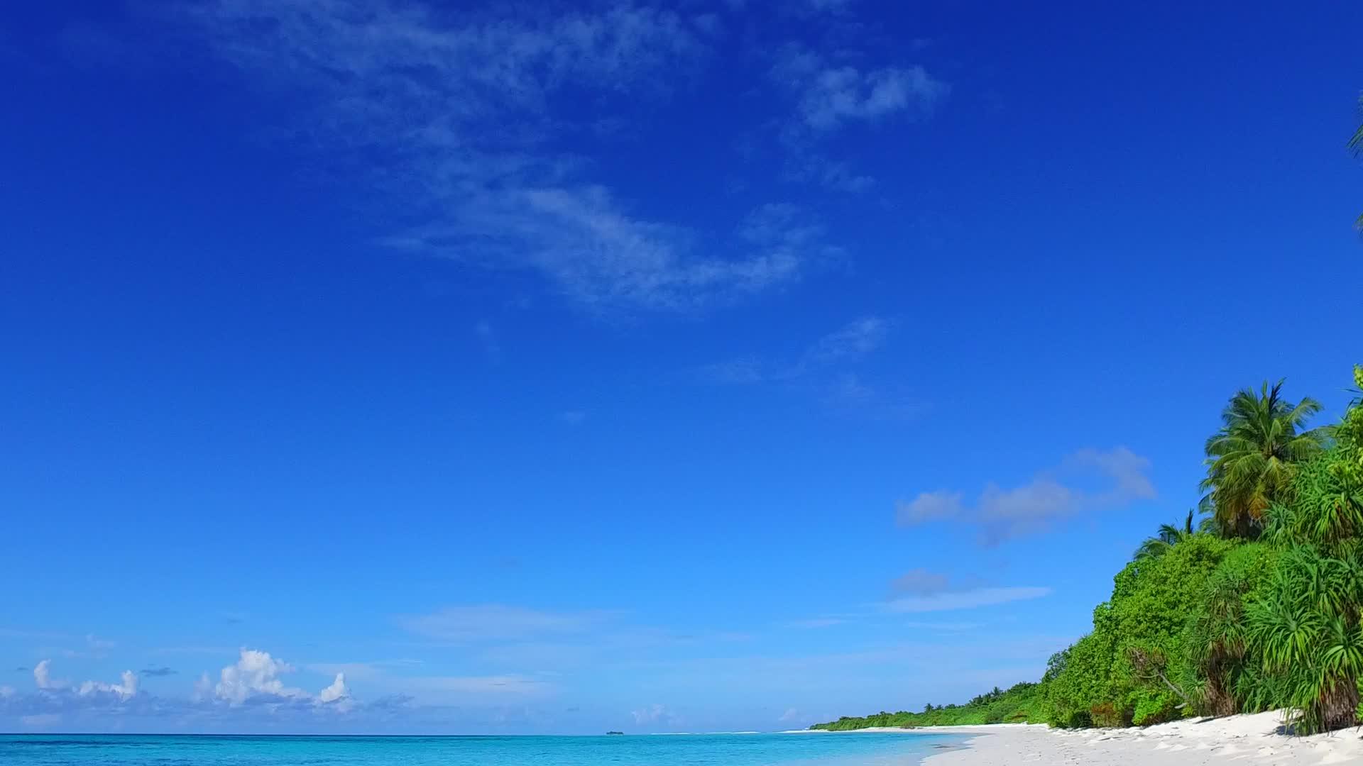 在蓝色环礁湖和白色沙尘的背景下完美地观察海滩时间视频的预览图