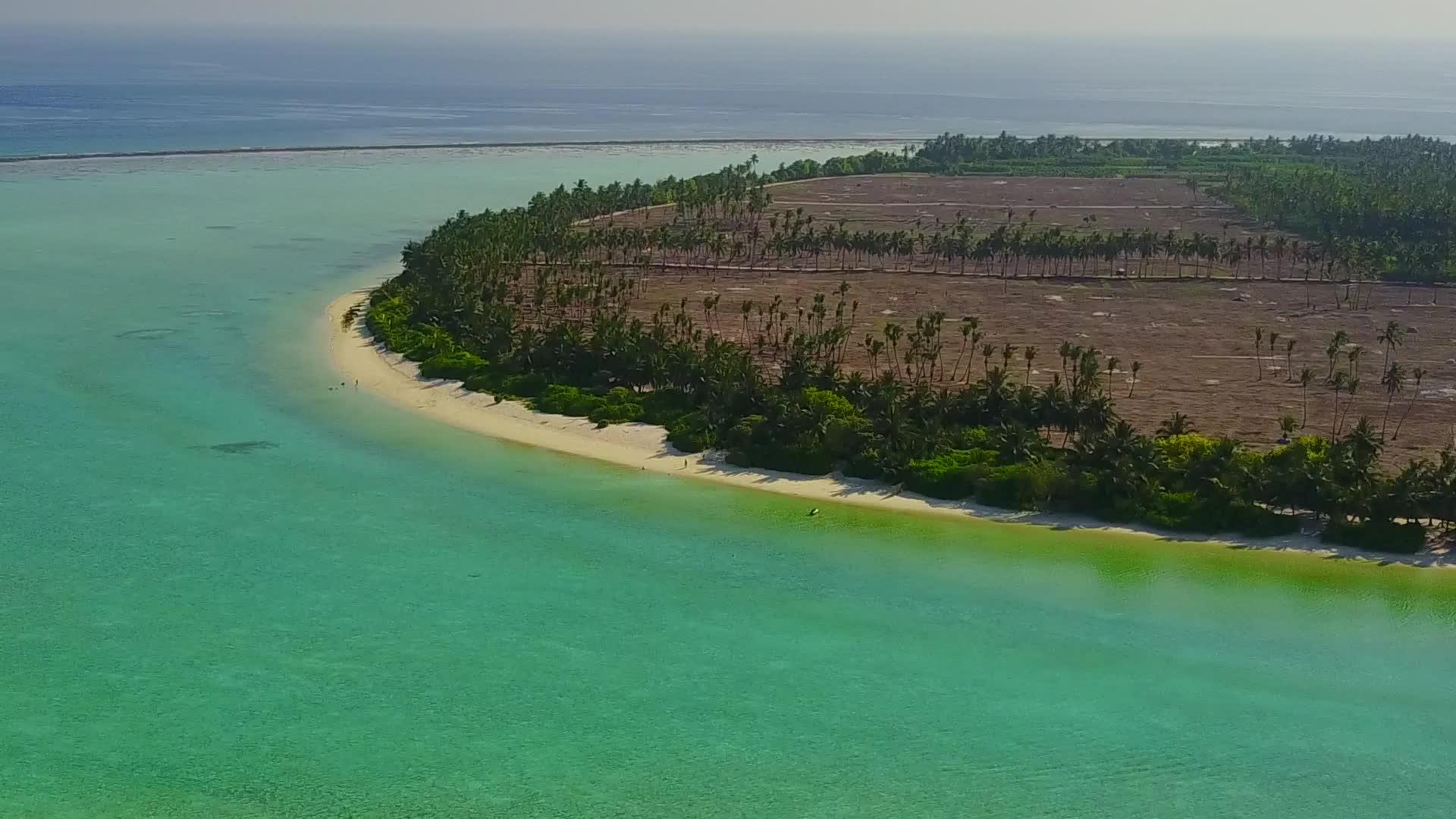 蓝绿色的水和白色的沙滩蓝绿色的水和白色的沙滩宁湾海滩的野生背景视频的预览图