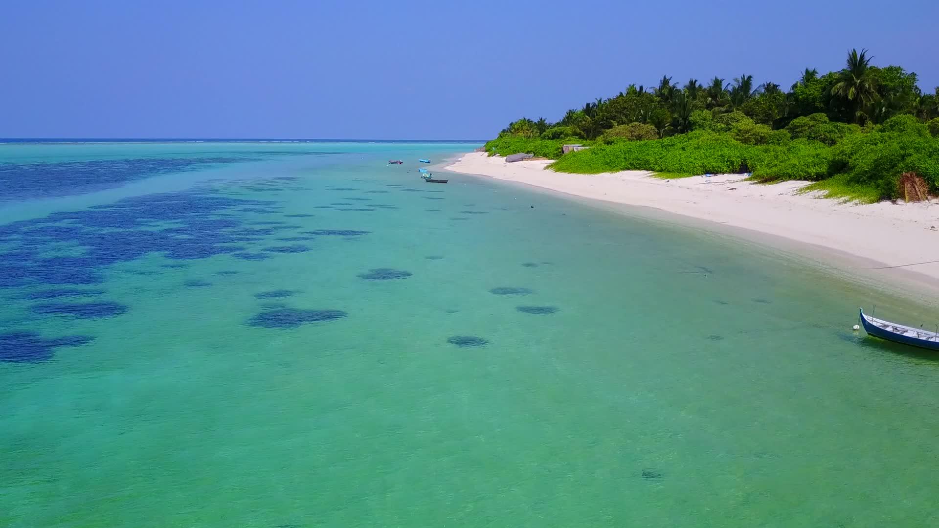 蓝色海洋和白色沙底蓝海的宁静海岸视频的预览图