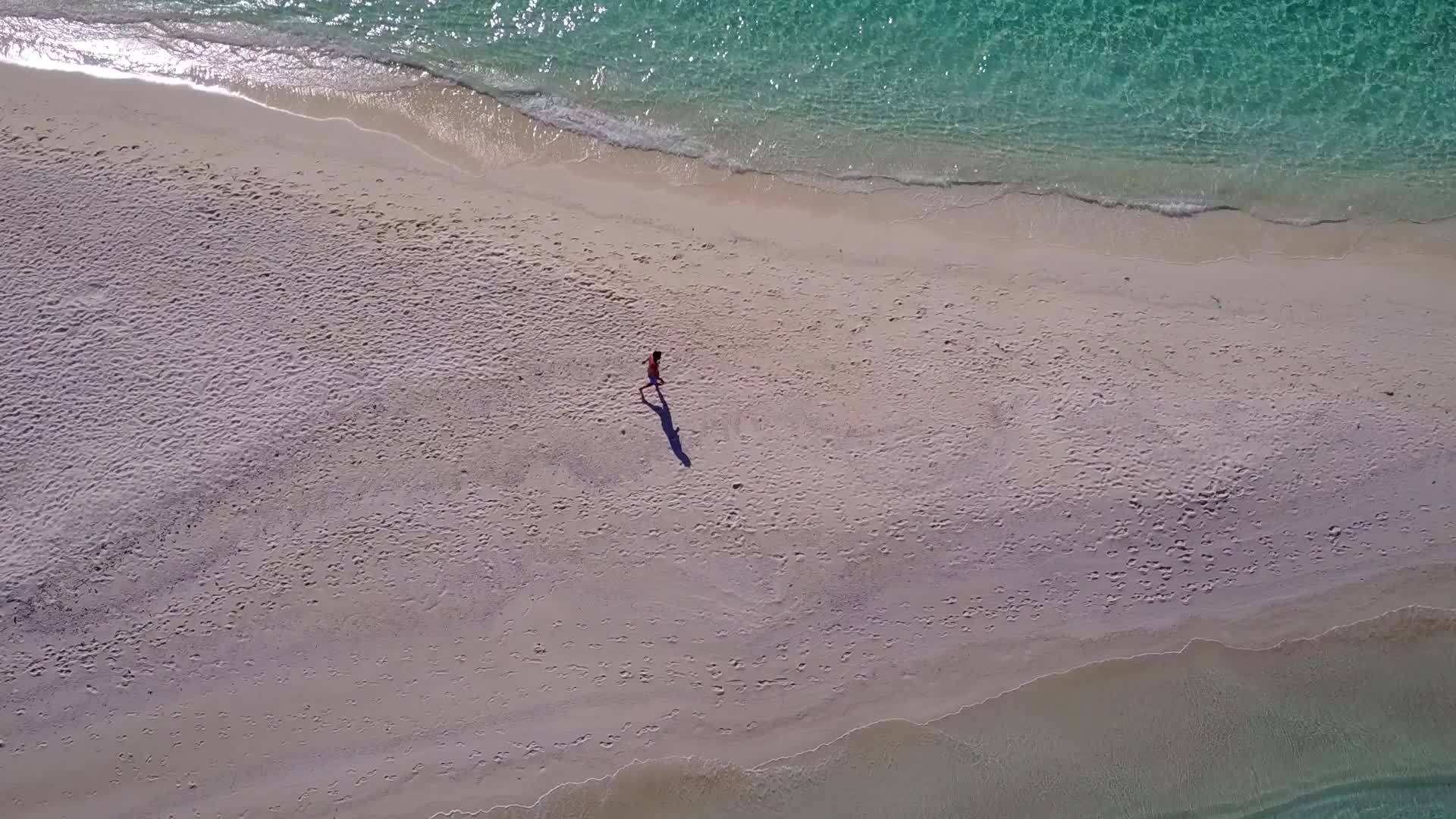 白沙背景蓝色泻湖放松岛海滩生活方式无人机空中摘要视频的预览图