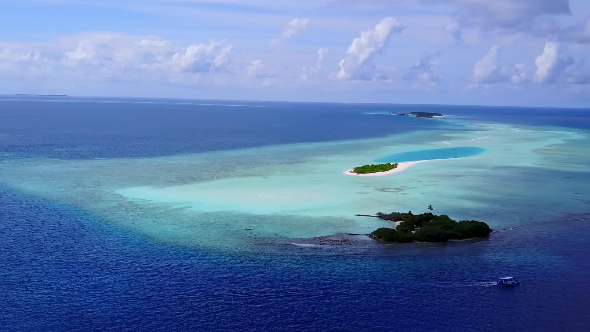 环礁湖的沿海航行松绿环礁湖和浅沙背景组成视频的预览图