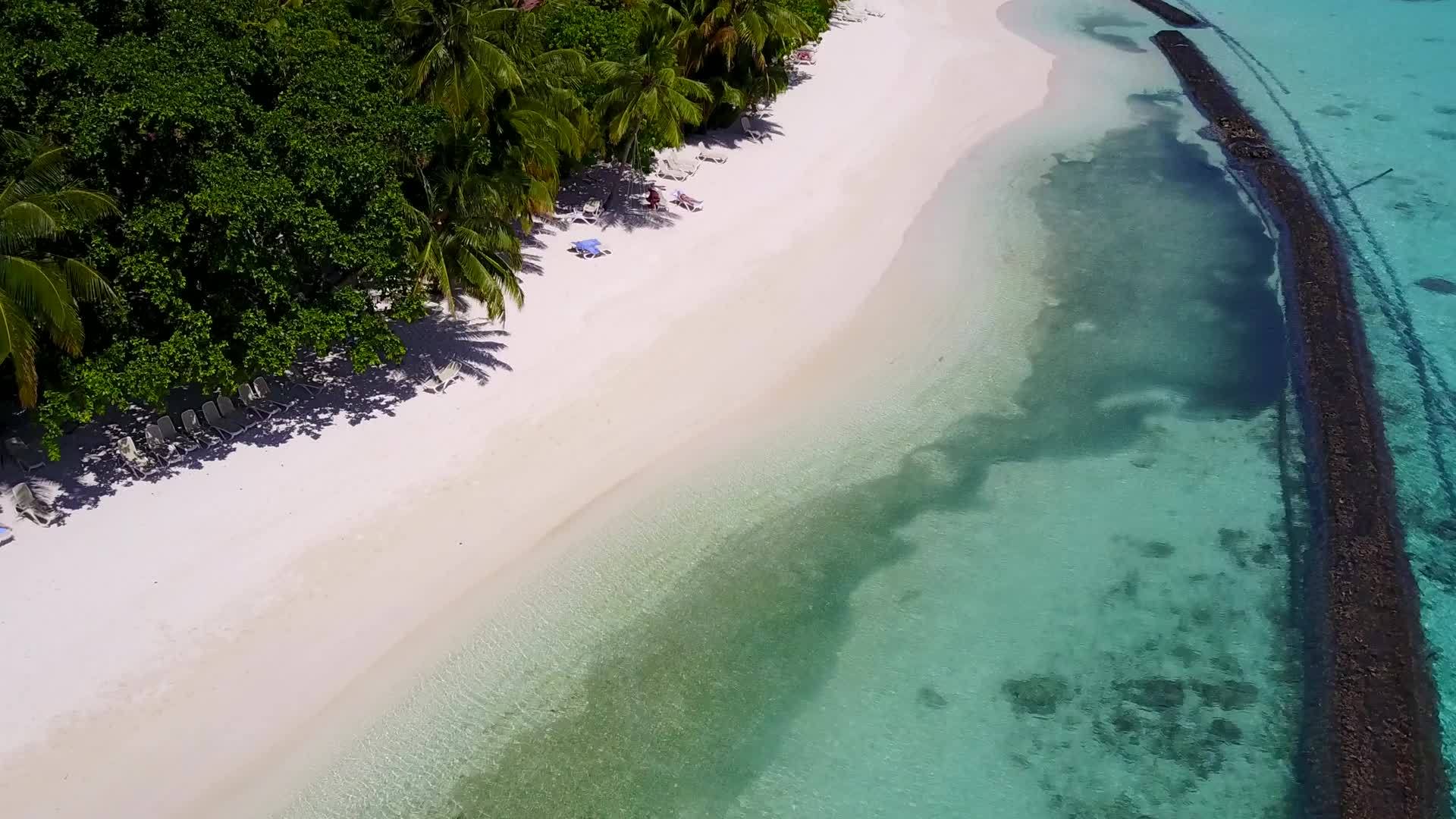热带海滨海滩时间以蓝色绿色海洋和白色海滩为背景视频的预览图