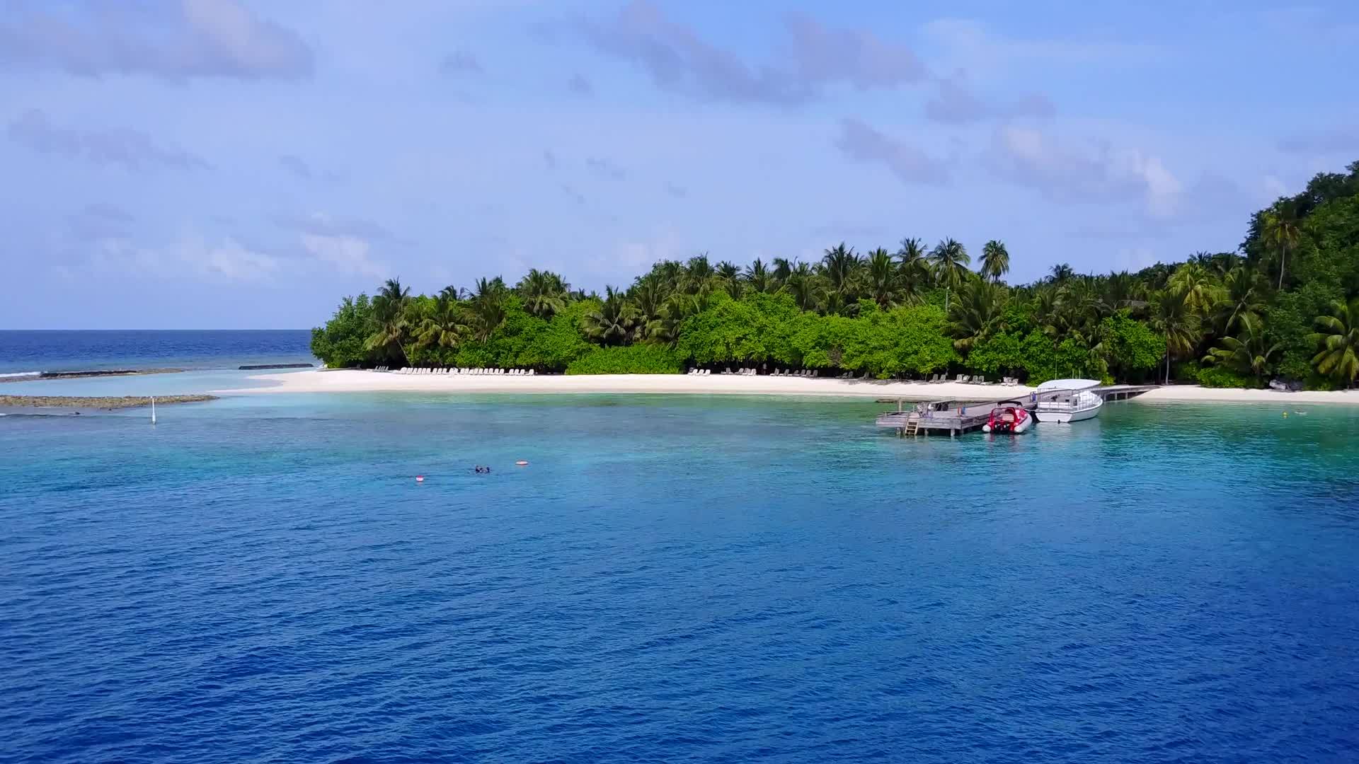 热带度假胜地海滩旅游蓝海和蓝色海洋清洁沙土背景视频的预览图