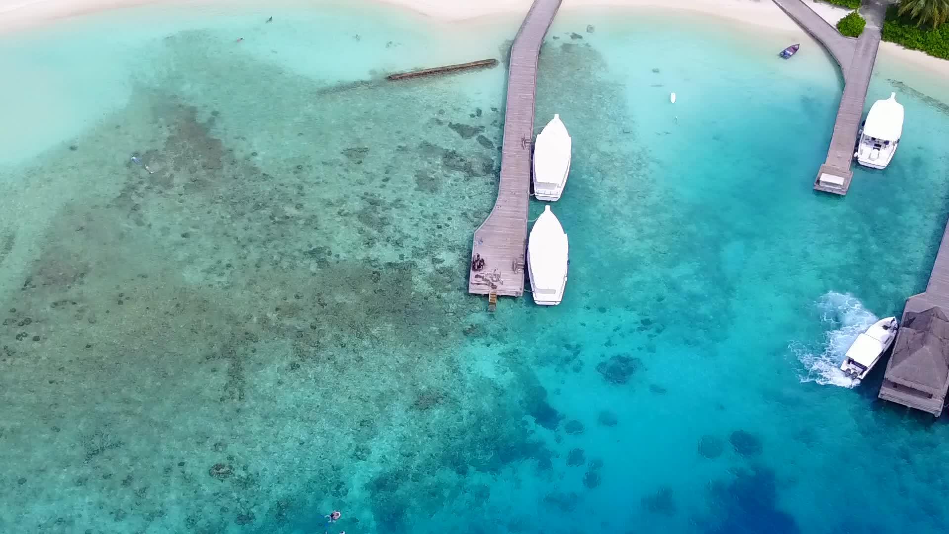 以海洋、蓝海和白沙为背景的岛屿海滩时间天空无人驾驶飞机飞行视频的预览图
