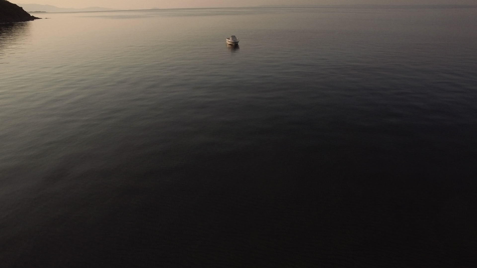 在宁静的大海中观察日落时空船视频的预览图