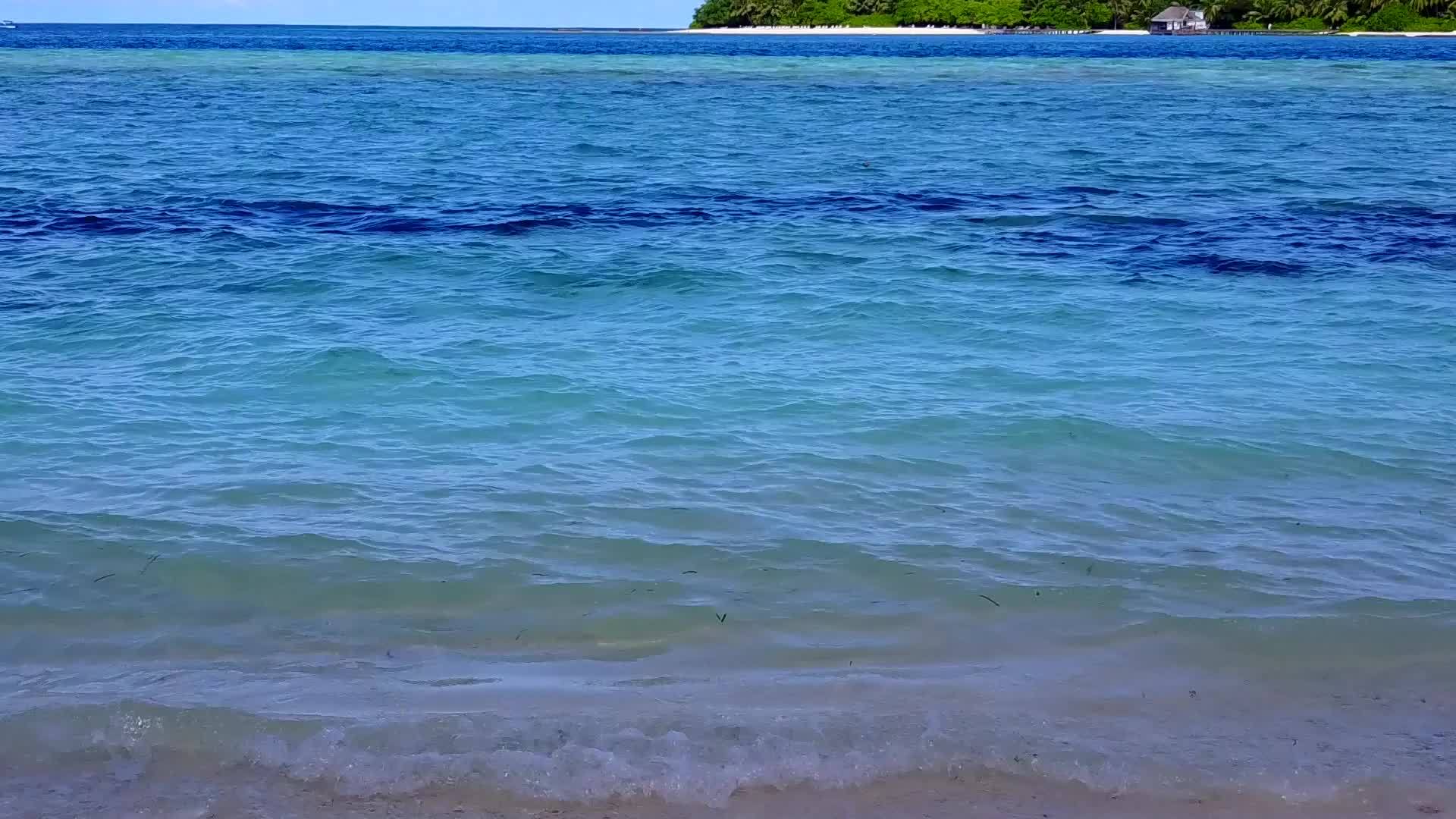 豪华海滩海滩时间的蓝海和浅沙背景视频的预览图
