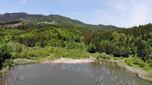 Cuejdel这个湖出生于30年前在河上坠落今天是欧洲视频的预览图