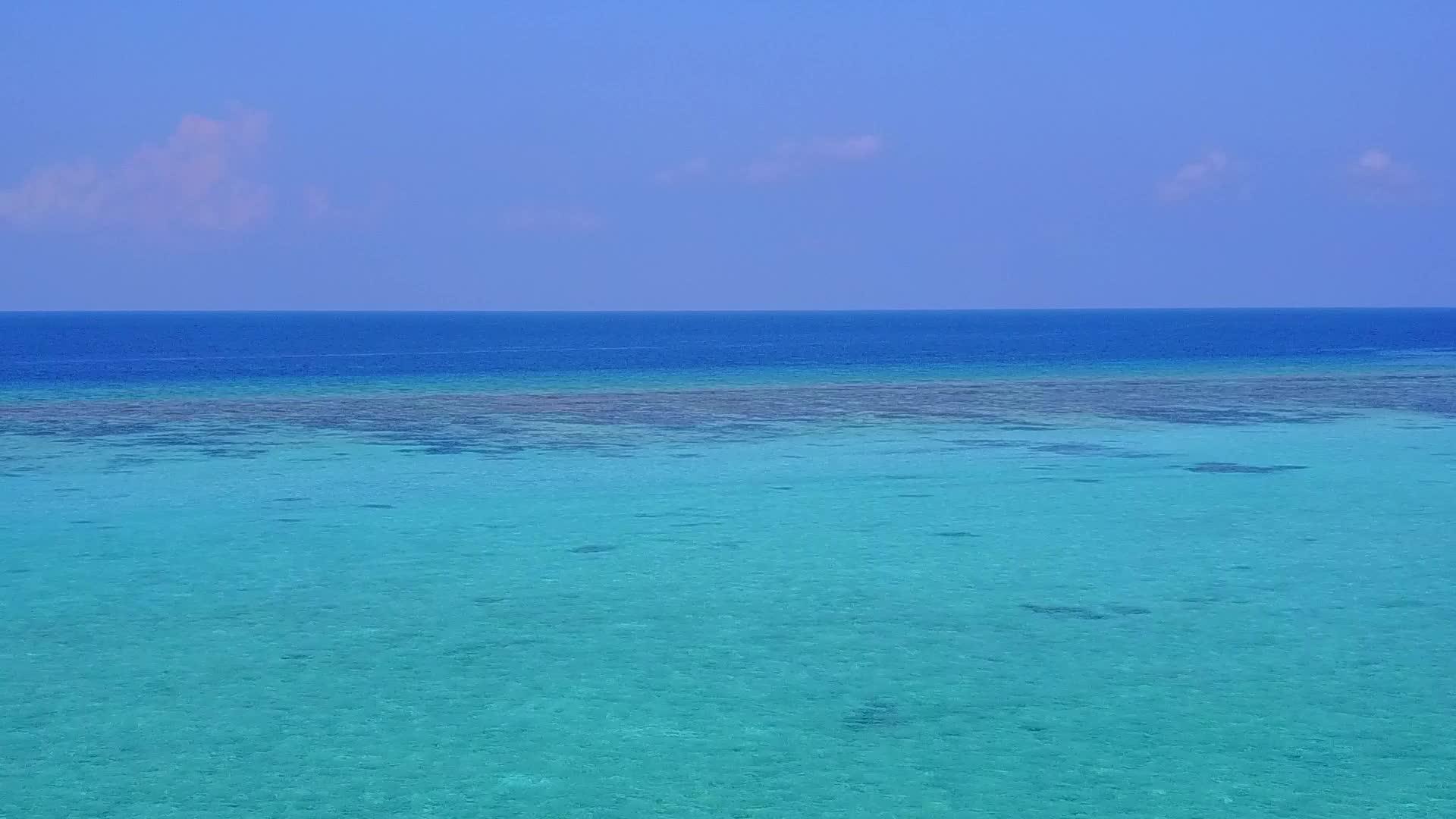 在宁静的岛屿海滩上以蓝色海洋和白色沙滩为背景水蓝色海洋为航无人驾驶视频的预览图