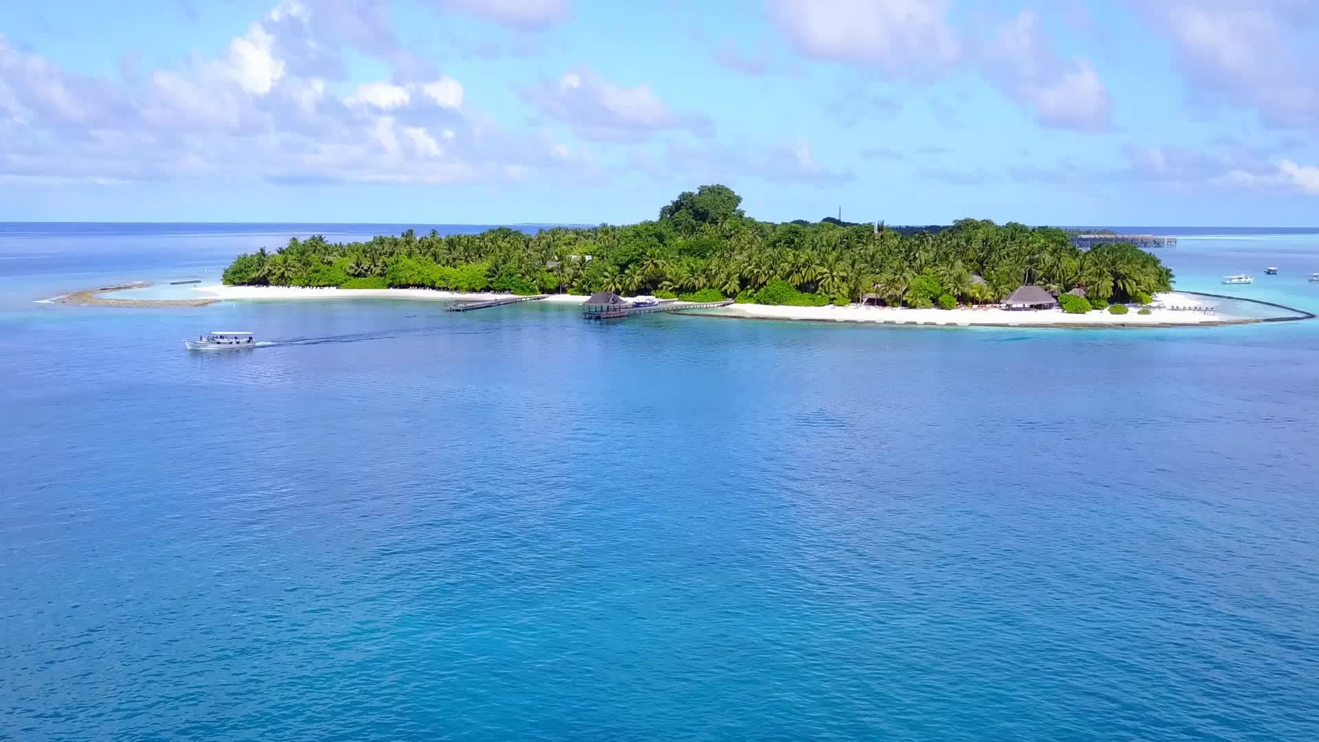 美丽的海岸线海滩抽象飞行以白沙底浅海为背景视频的预览图
