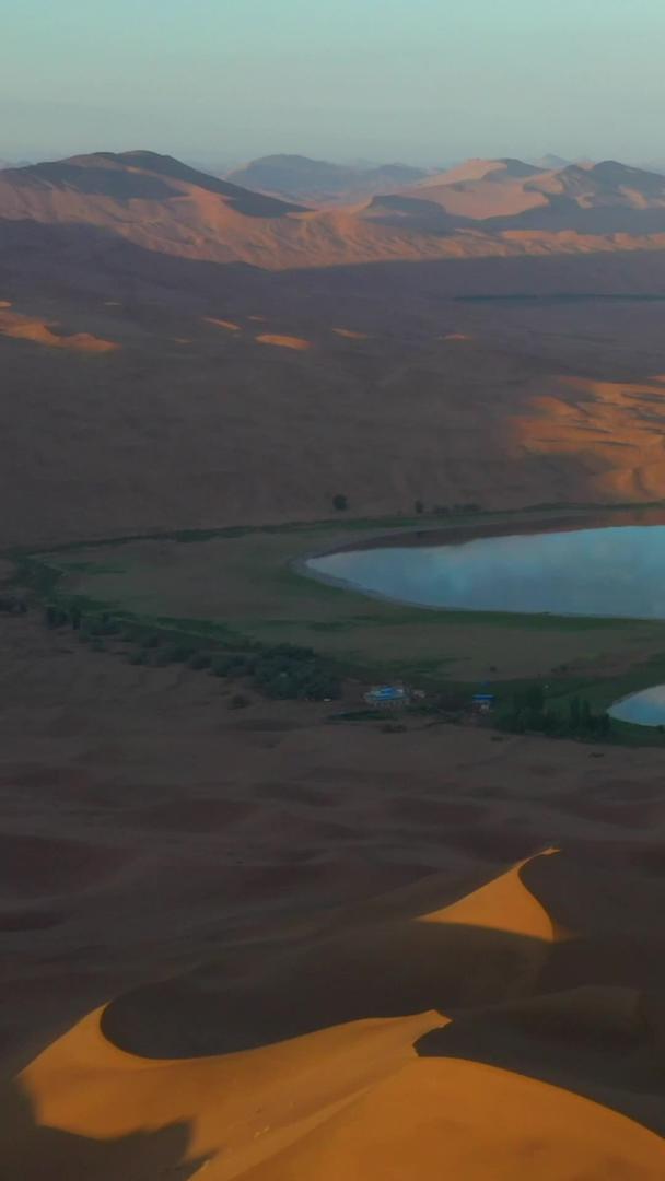 特写巴丹吉林沙漠海子视频的预览图