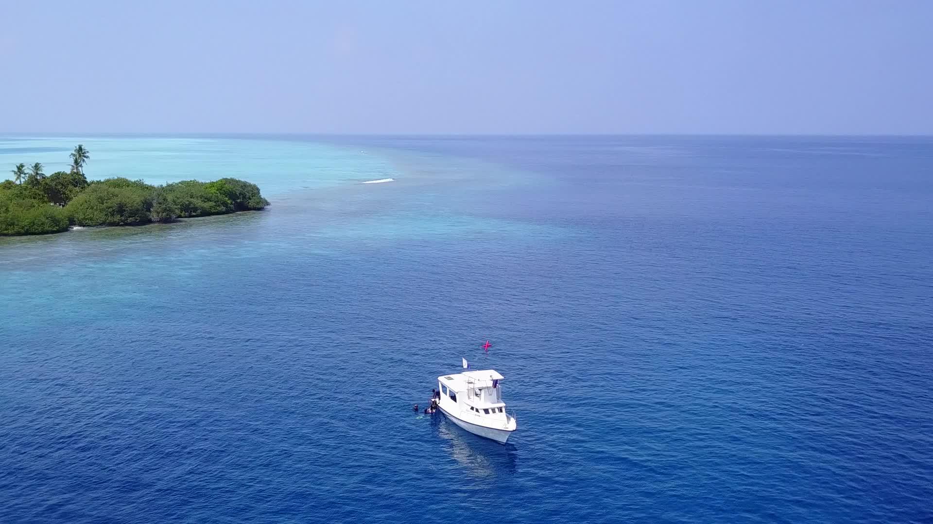 完美的海湾海滩度假无人驾驶飞机空中无人驾驶视频的预览图