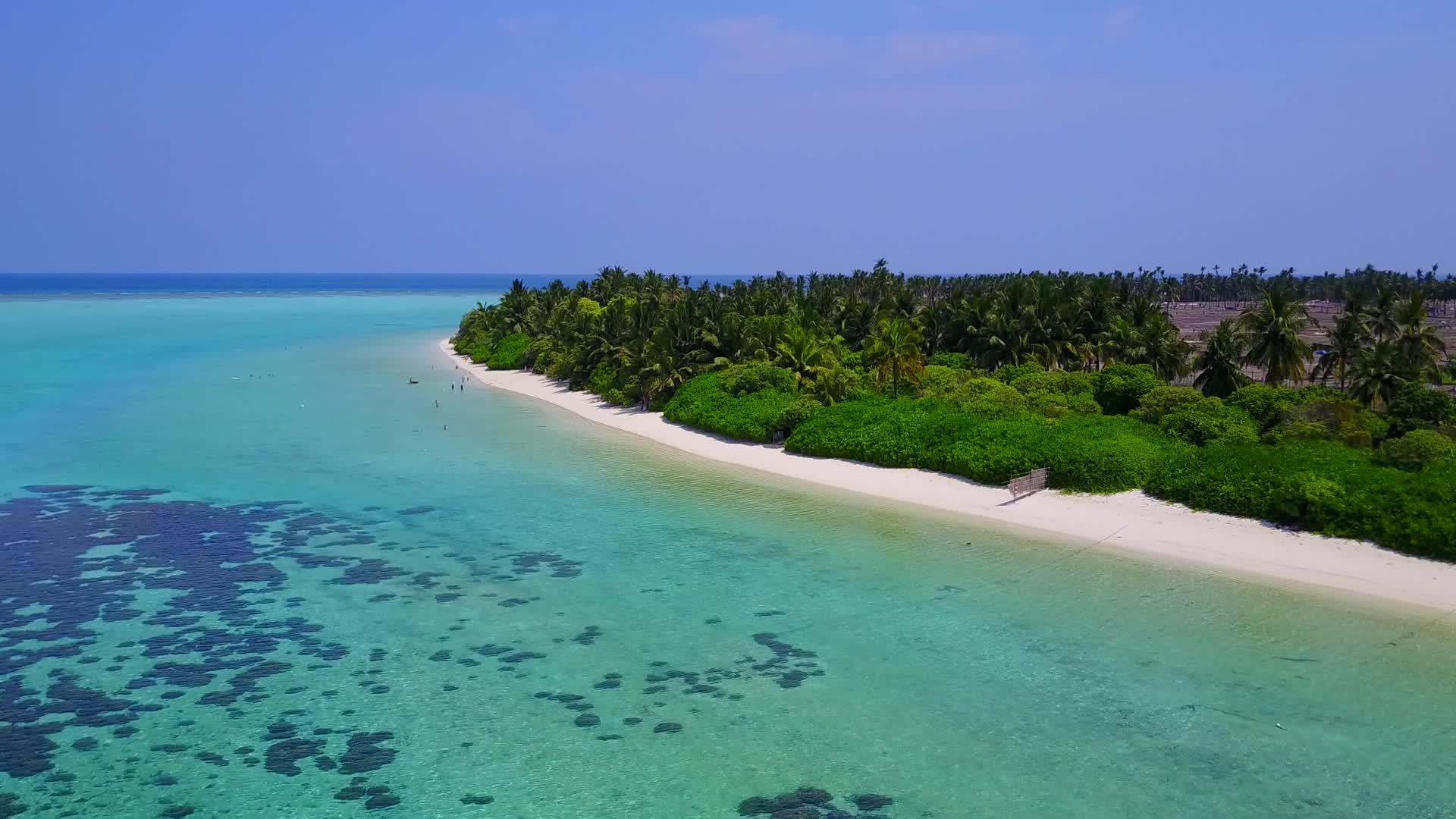 清沙背景透明海洋热带岛屿海滩度假无人机空中性质视频的预览图
