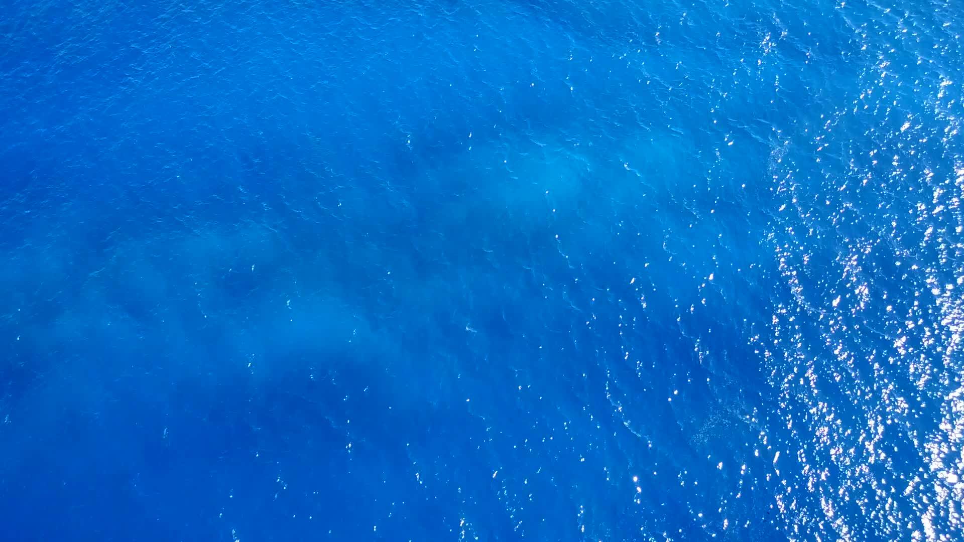 白沙背景浅海豪华度假村海滩度假空中无人机景观视频的预览图