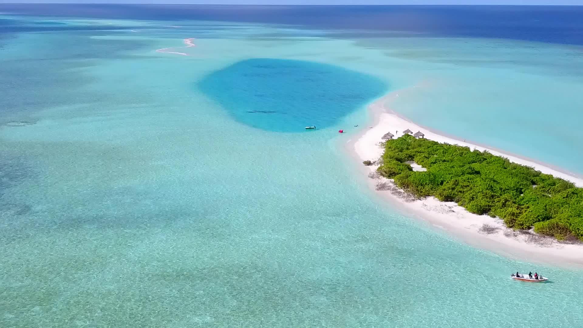 在清澈的大海和白沙的背景下完美的海岸海滩度假空中无人机视频的预览图