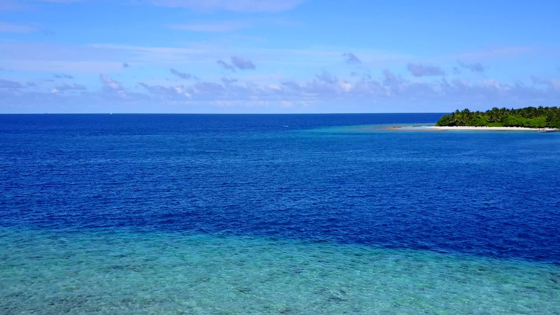 热带旅游海滩野生生物景观的蓝绿色海洋和白色沙沙背景视频的预览图