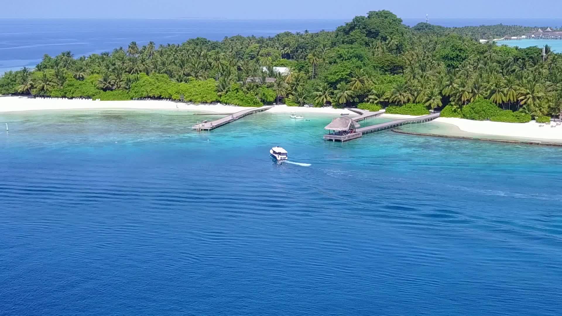 豪华度假度假胜地海滩时空景观由蓝环礁组成视频的预览图