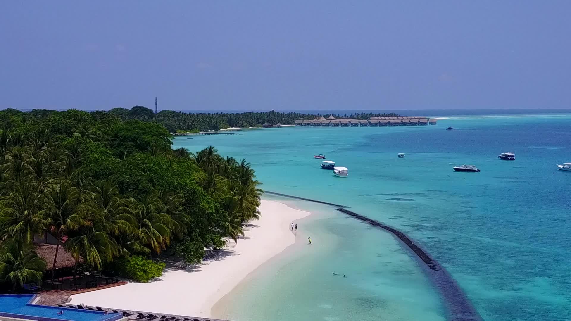 浅海和白沙背景下的海洋度假村海滩度假空中旅游视频的预览图