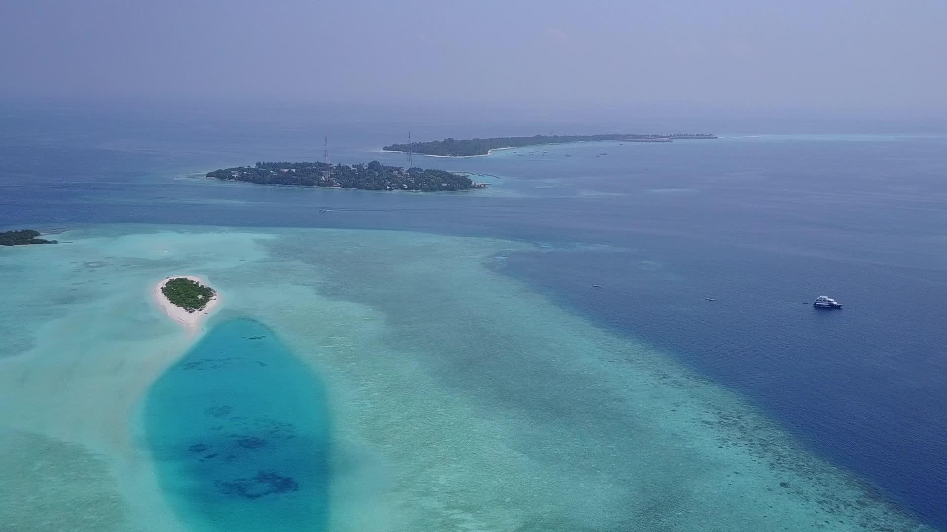 海洋度假村海滩度假区蓝色海洋和干净沙质背景下的鸟瞰图视频的预览图