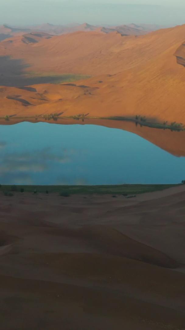 特写巴丹吉林沙漠海子视频的预览图