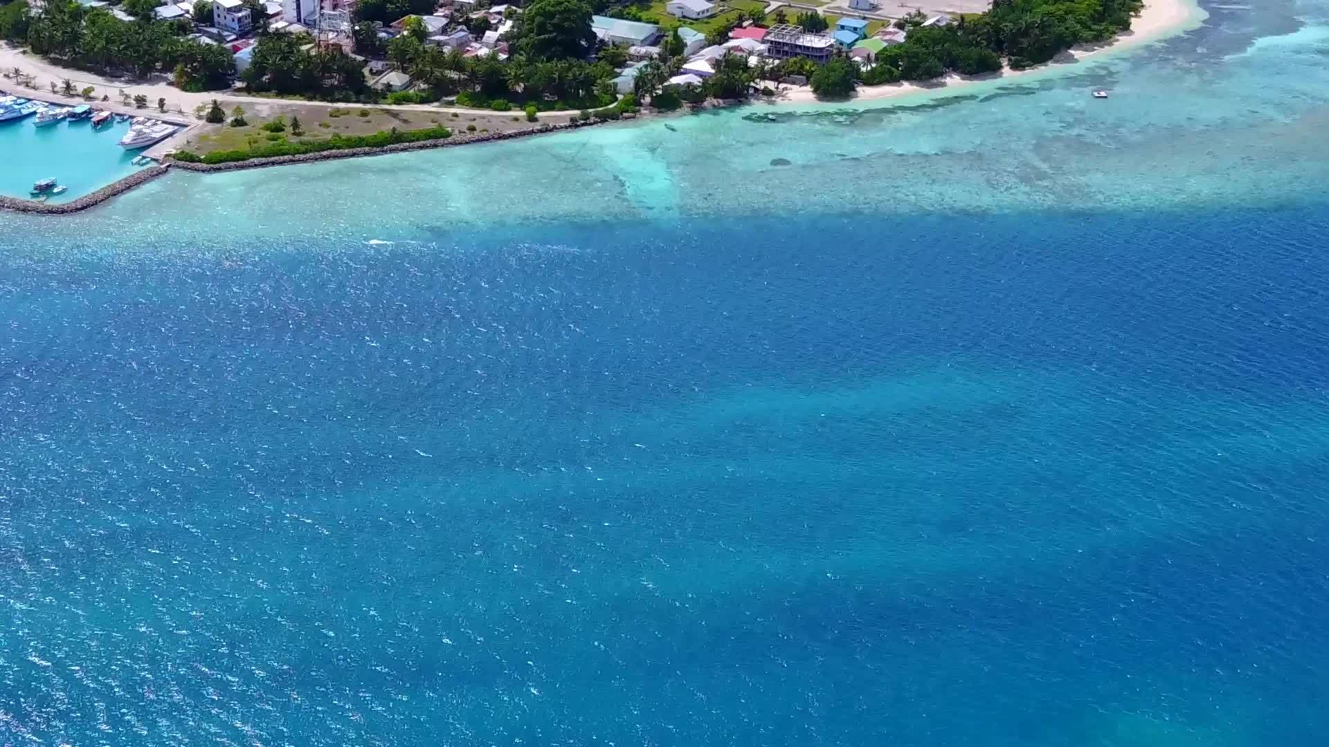以蓝色海洋和白色海滩为背景的海滨海滩航行景观视频的预览图