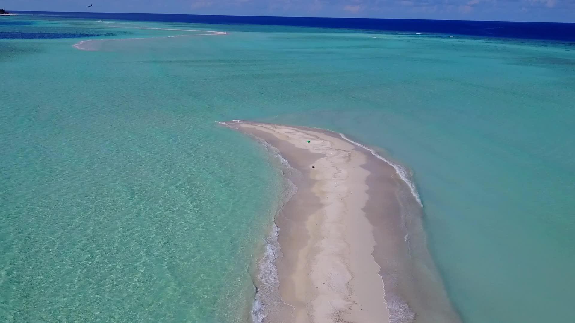 热带沿海海滩的生活方式是在浅海和白沙的背景下在空中进行的视频的预览图