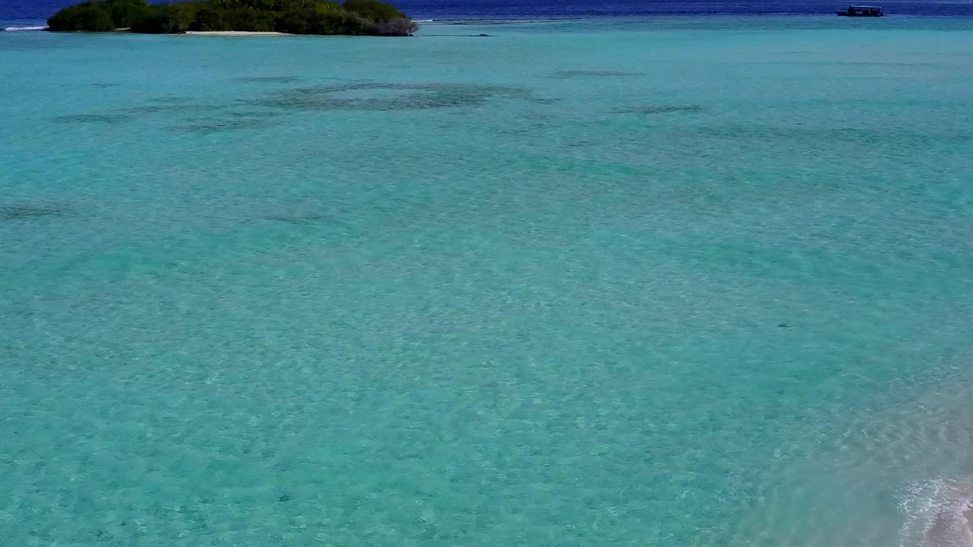清沙底蓝水平休息度假胜地海滩时空纹理视频的预览图