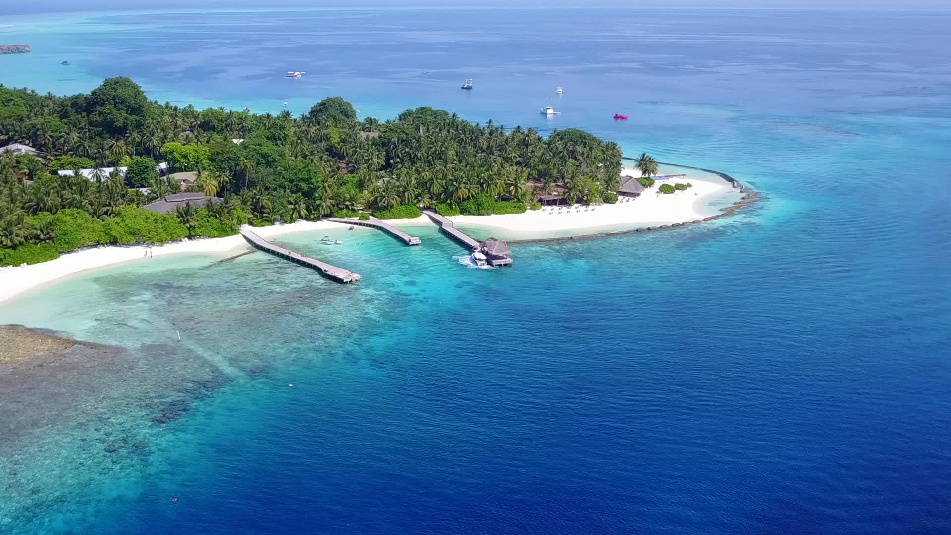 美丽的海滩蓝色的水和白色的沙尘背景视频的预览图