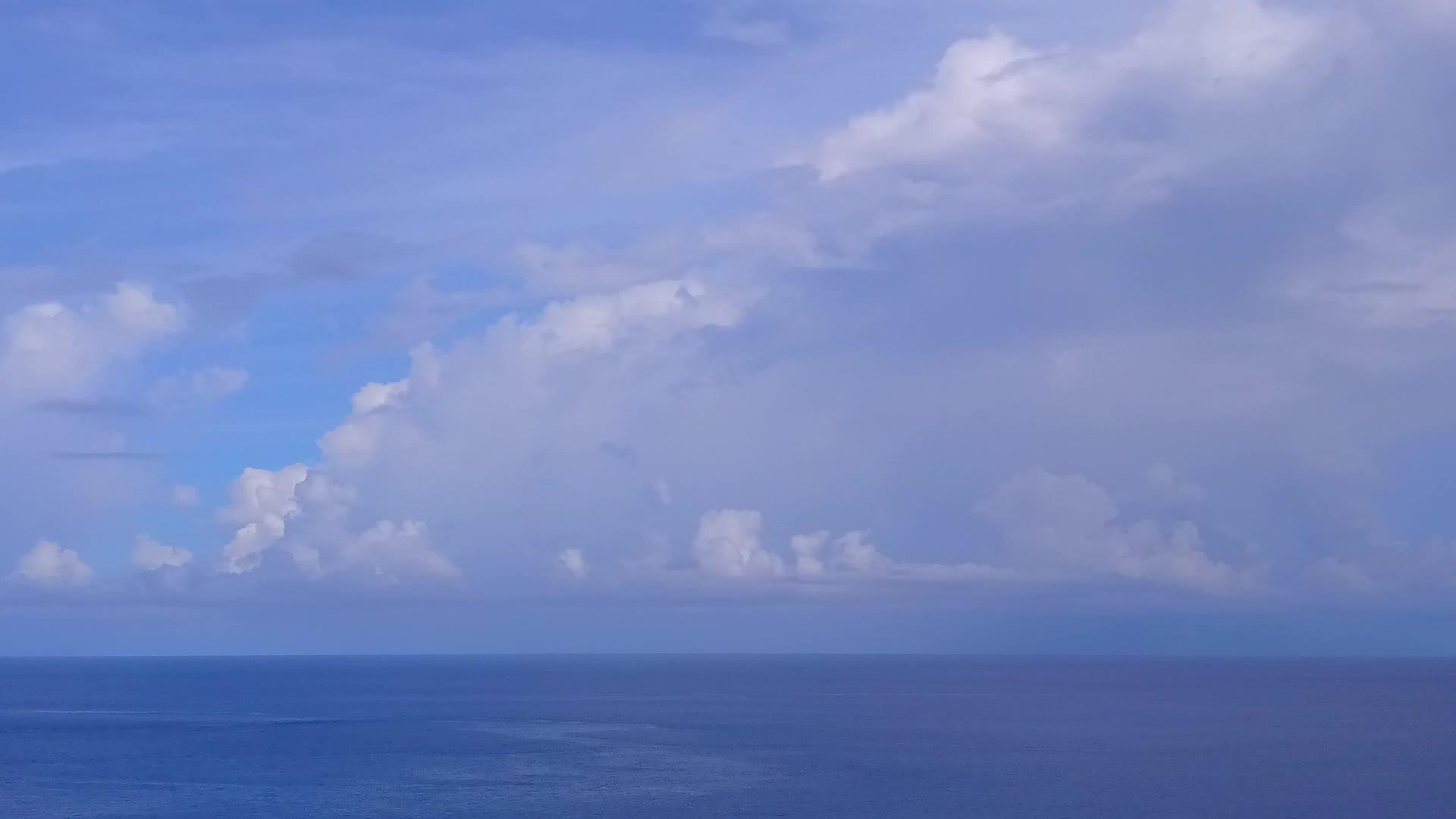 透明海洋和白色海滩的背景视频的预览图