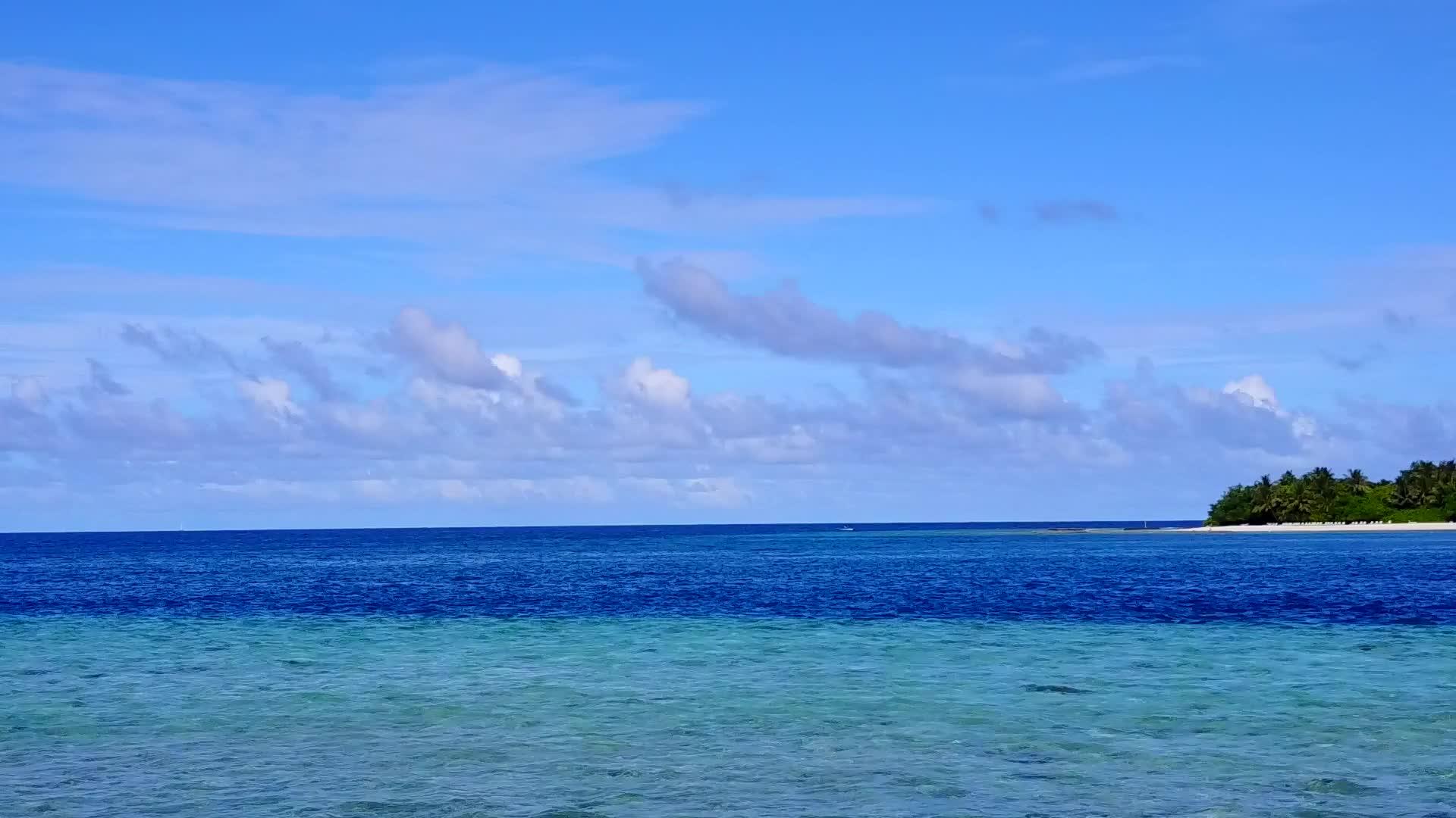 豪华泻湖海滩生活方式采用蓝色环礁湖和白色沙滩背景视频的预览图