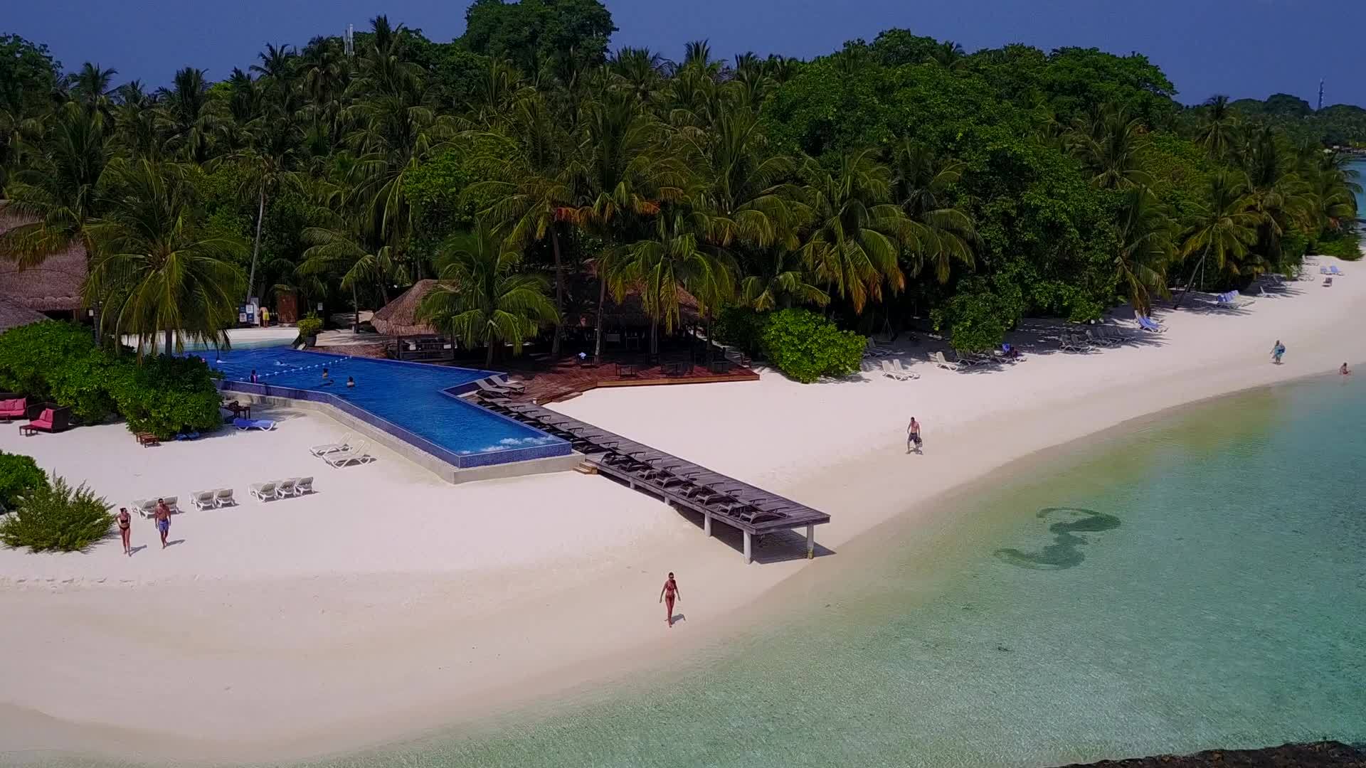 观赏美丽的度假胜地海滩海景视频的预览图