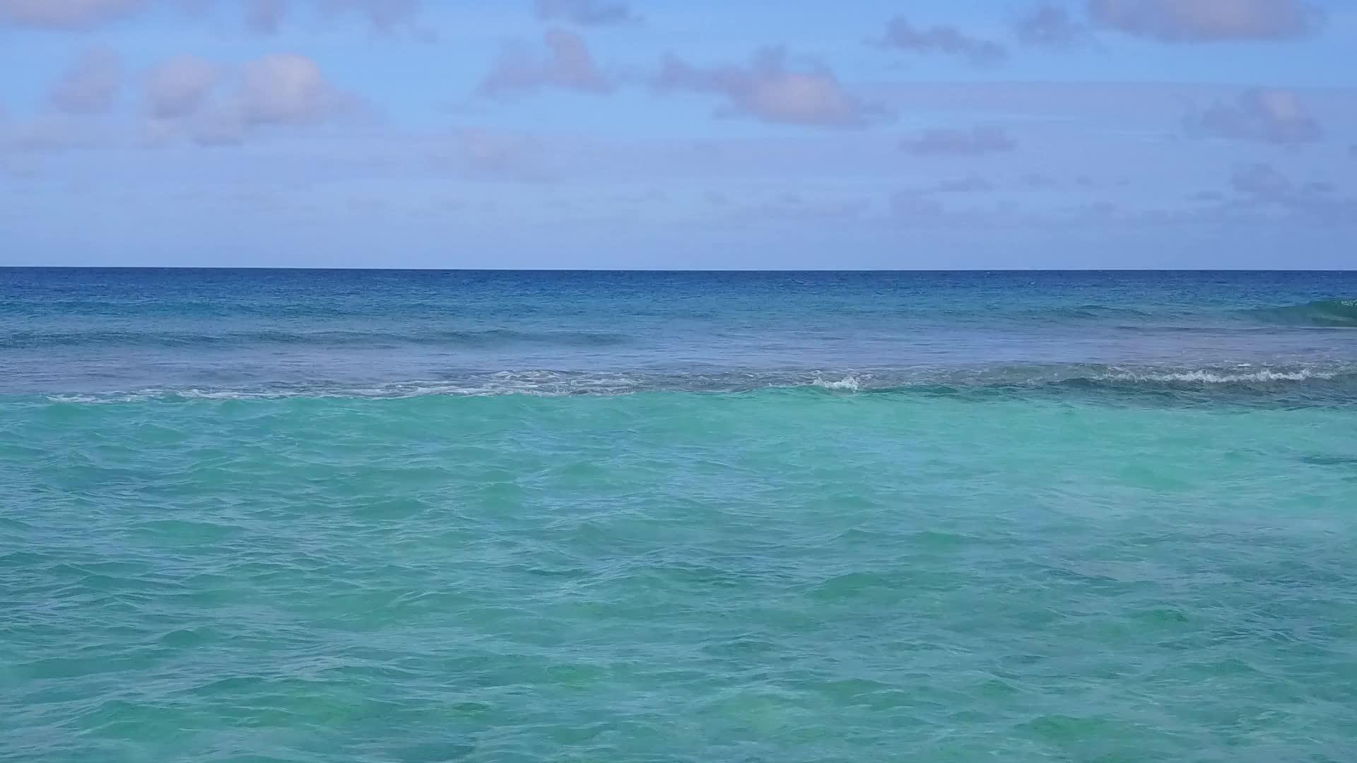 美丽的岛屿海滩生活方式的全景通过透明的白色视频的预览图