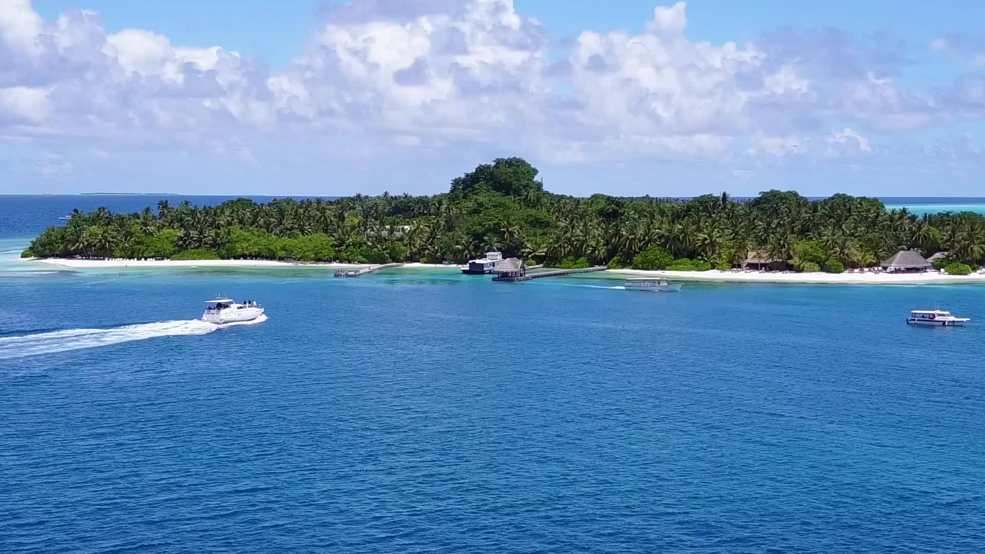 白沙背景蓝绿色海洋豪华海岸线海滩度假空中景观视频的预览图