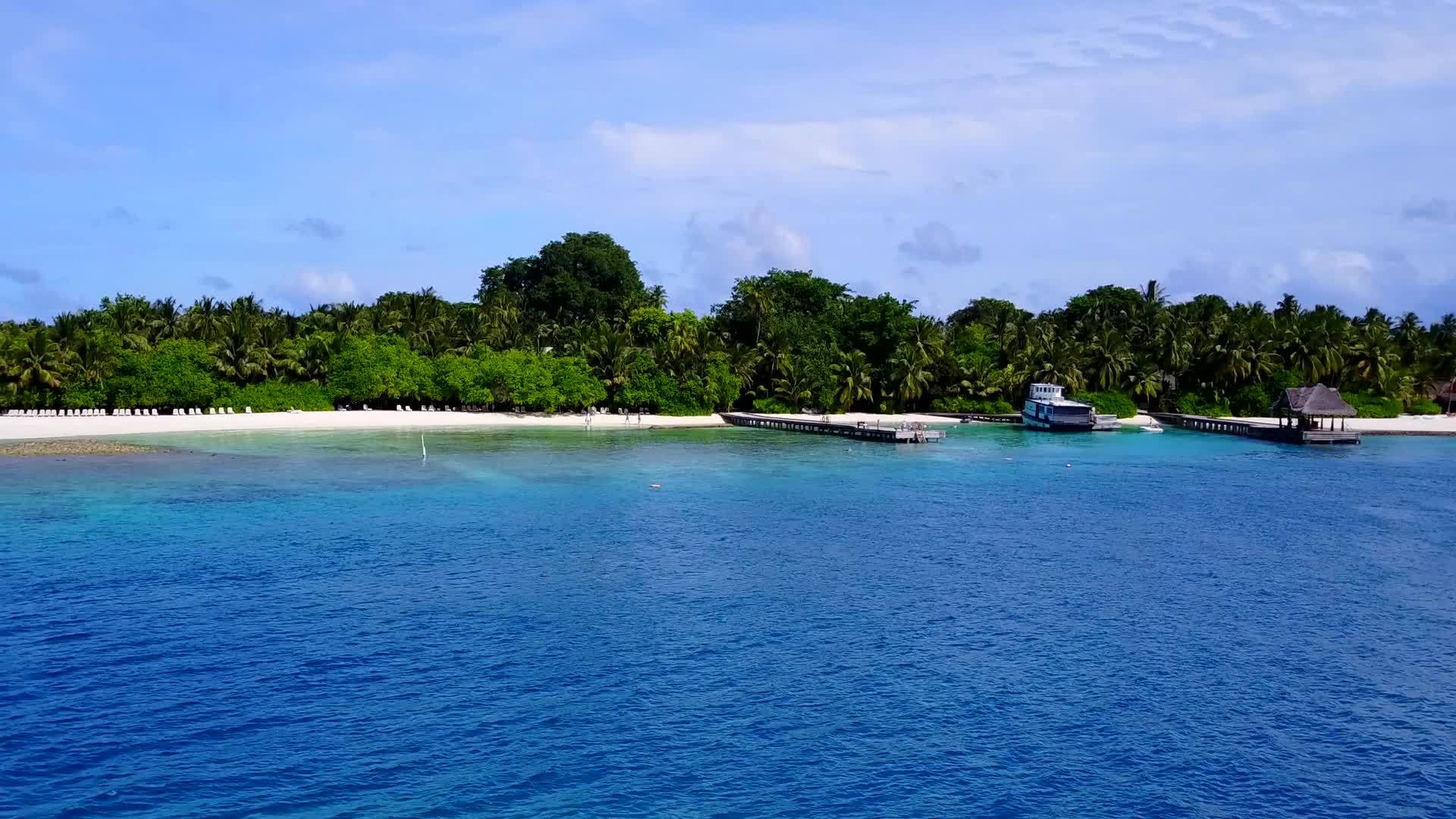 伴随着清环礁湖的白色沙滩背景完美的海湾海滩旅游视频的预览图