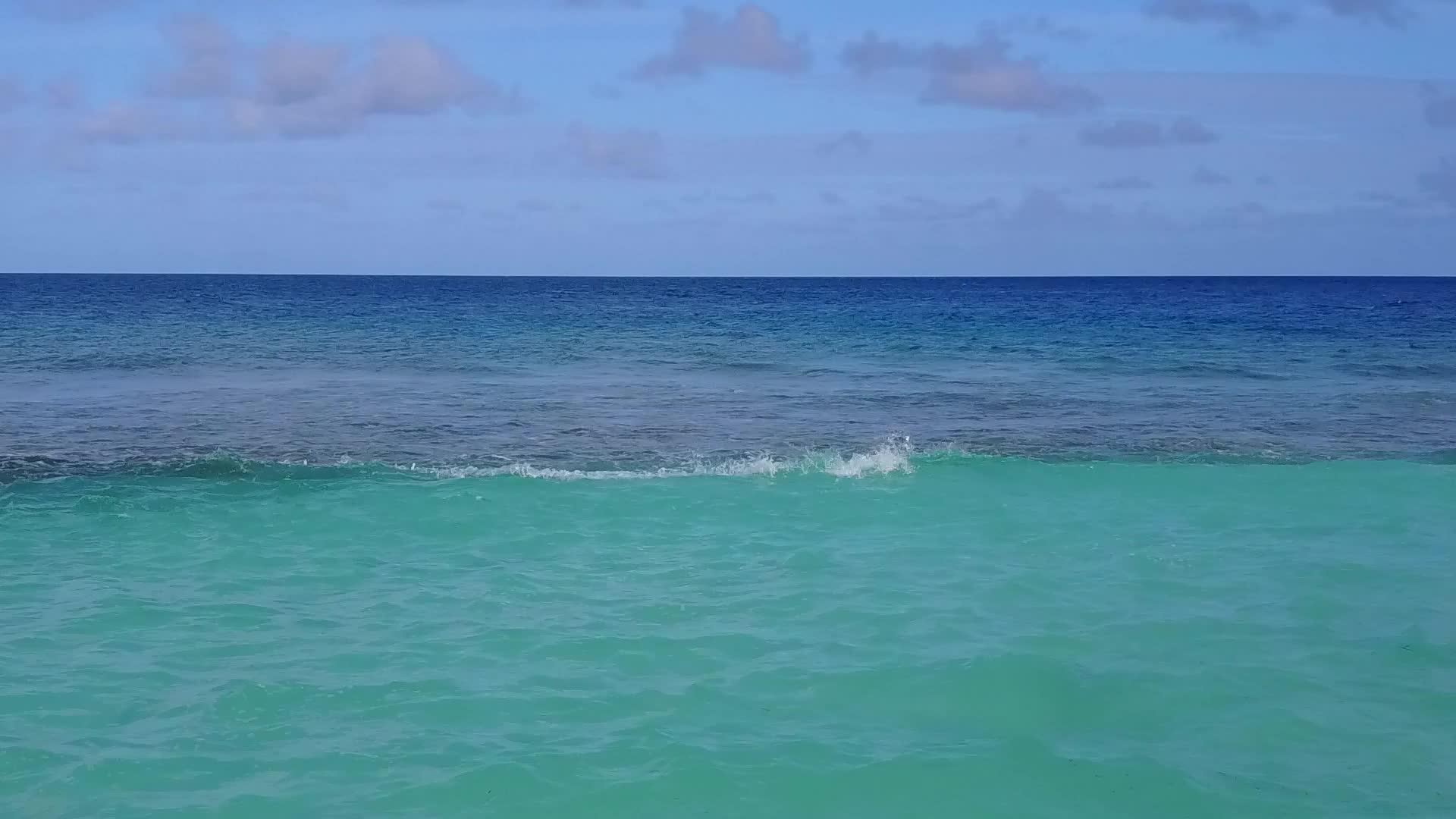 透明水和浅沙背景的透明水是环礁湖海滩的生活方式视频的预览图