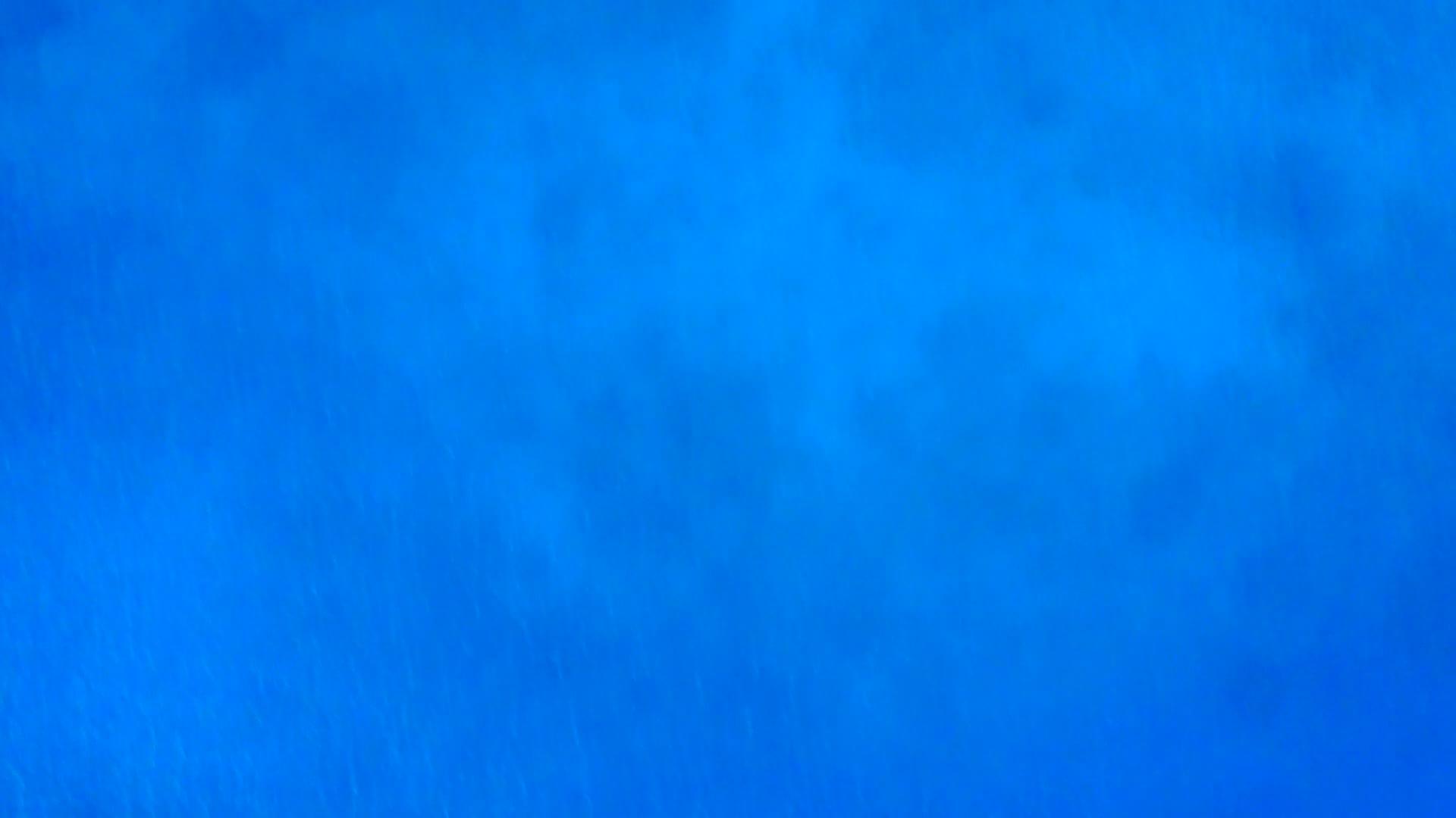 观察天堂湾海滩度假的无人驾驶水蓝环礁湖和浅沙背景视频的预览图