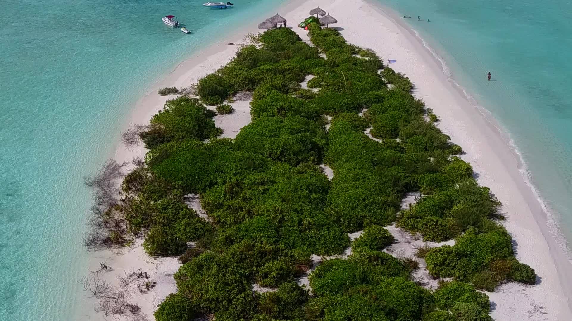 无人驾驶飞机在空中抽象的美丽海湾海滩时间从蓝绿色海洋和白色沙滩视频的预览图