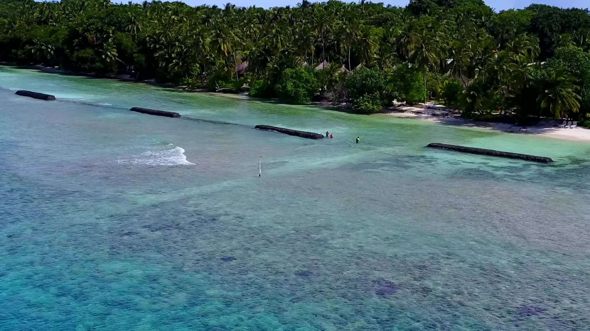 完美的海湾海滩航程以蓝色水和白色沙滩为背景视频的预览图