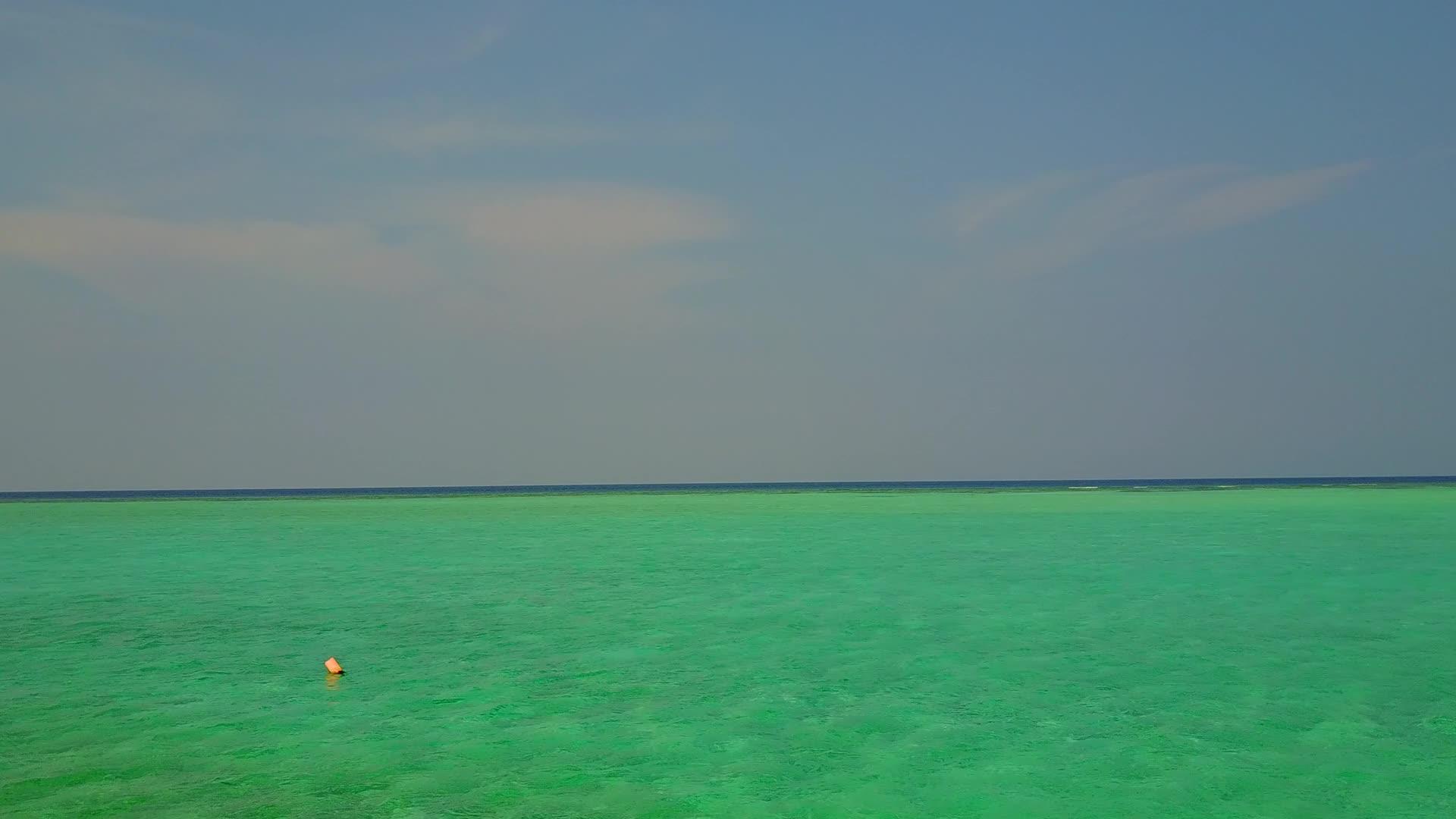 黄绿环礁和白色海滩背景的豪华海岸线海滩度假风景视频的预览图