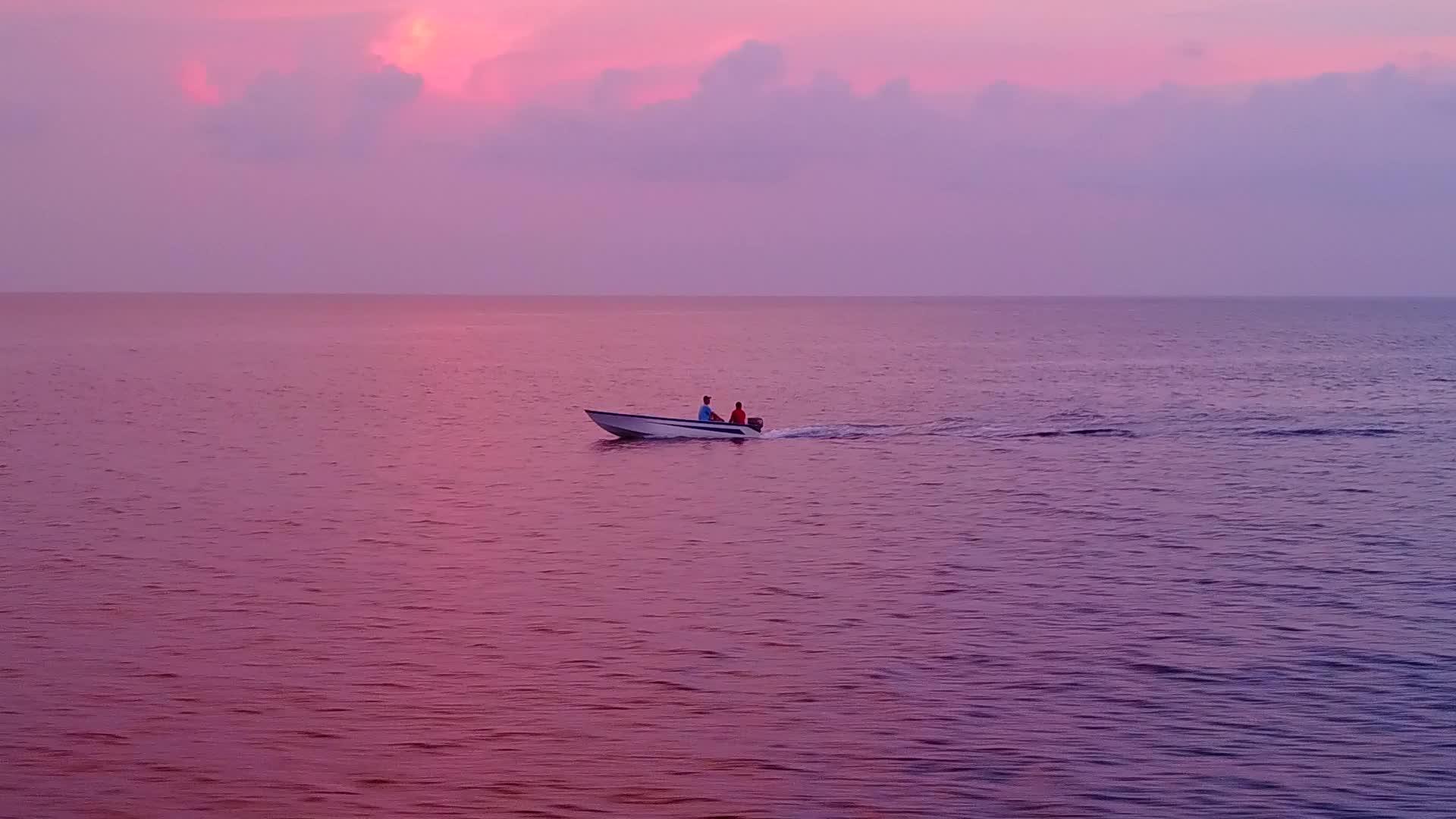 空中无人驾驶飞机通过白沙巡视豪华海滨风景视频的预览图