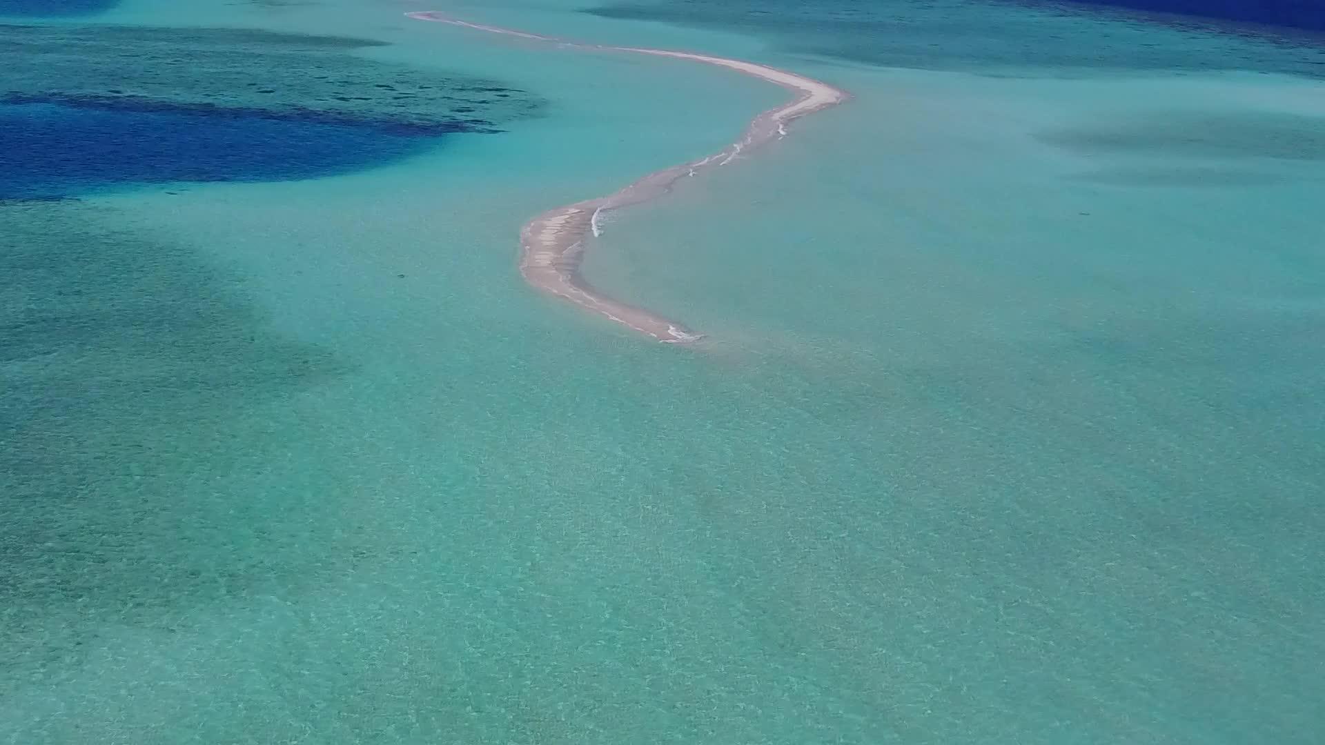 在蓝色海洋和清洁沙滩的背景下探索美丽的岛屿海滩视频的预览图