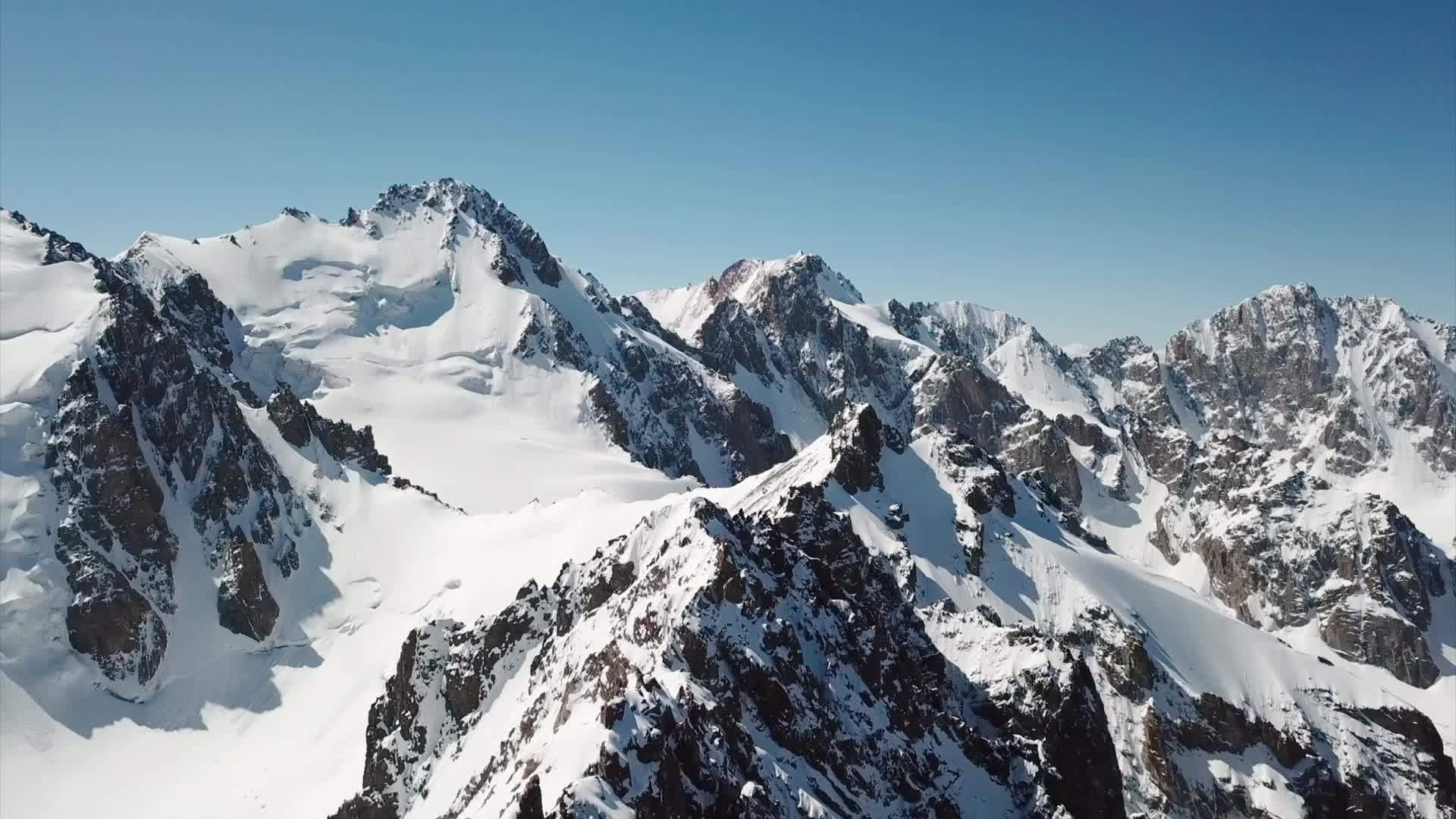 冰雪山峰和蓝天视频的预览图
